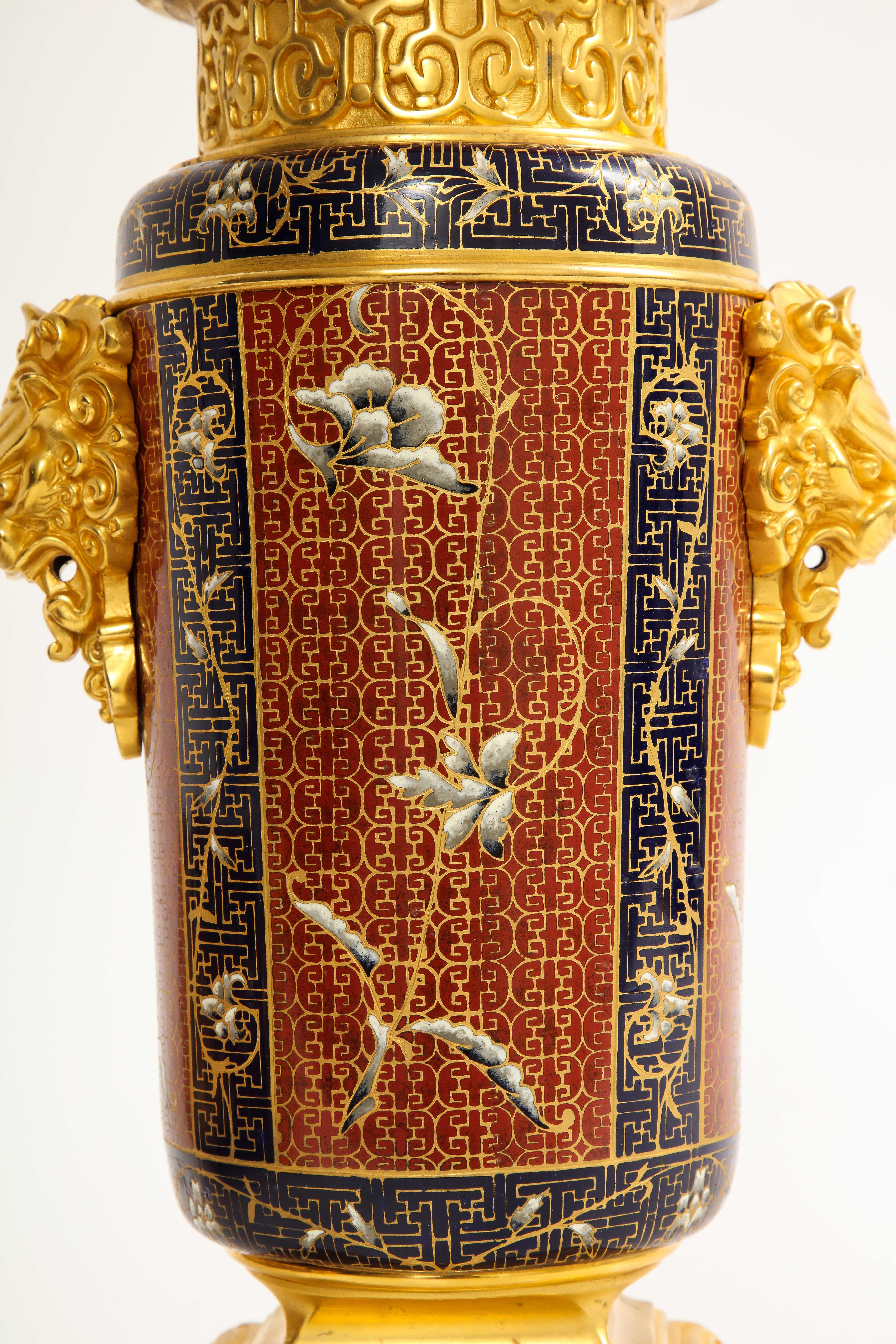Ein Paar französische Ormolu- und Champleve-Emaille-Vasen des 19. Jahrhunderts mit Foo-Löwengriffen im Angebot 2
