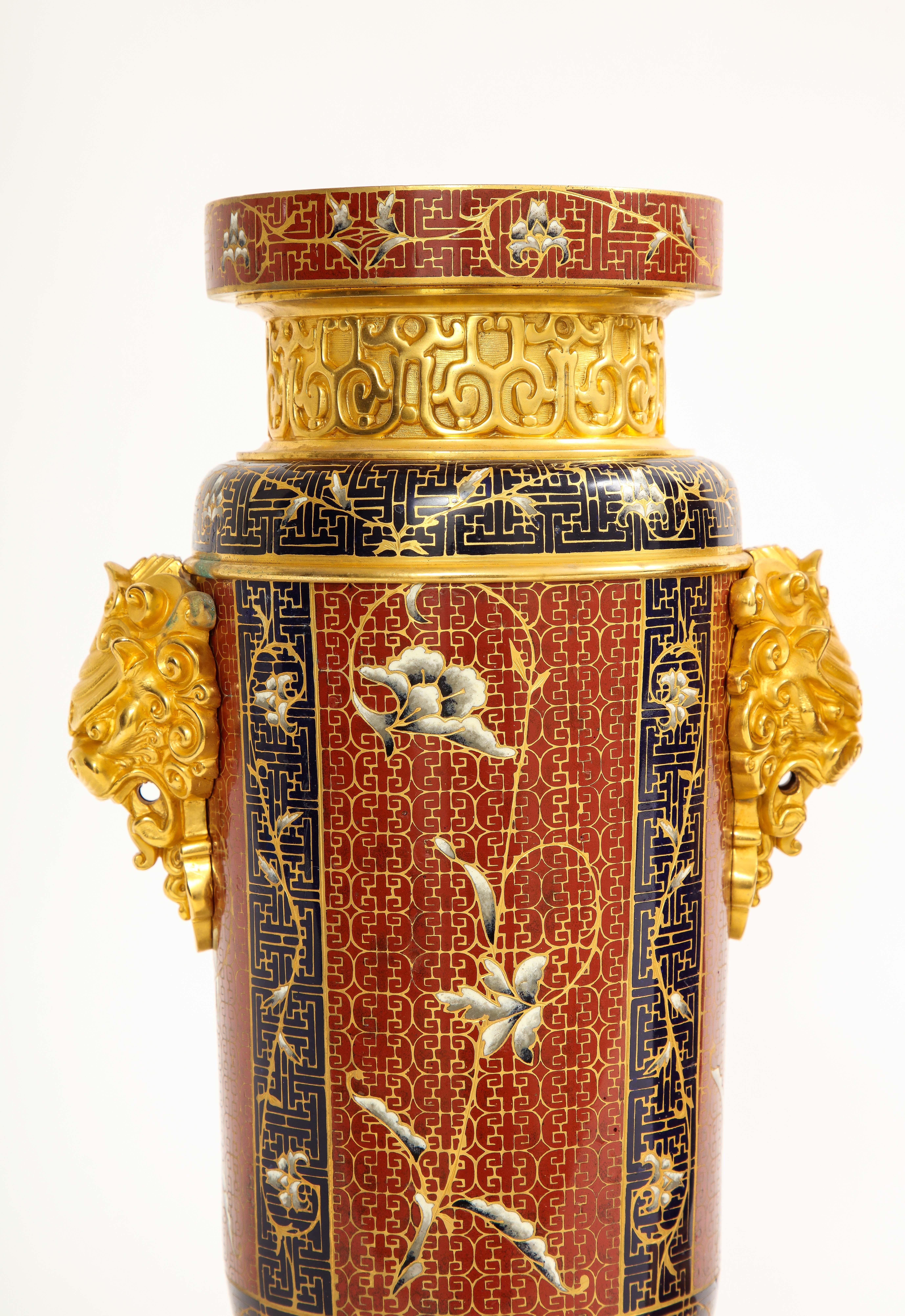 Ein Paar französische Ormolu- und Champleve-Emaille-Vasen des 19. Jahrhunderts mit Foo-Löwengriffen im Angebot 3