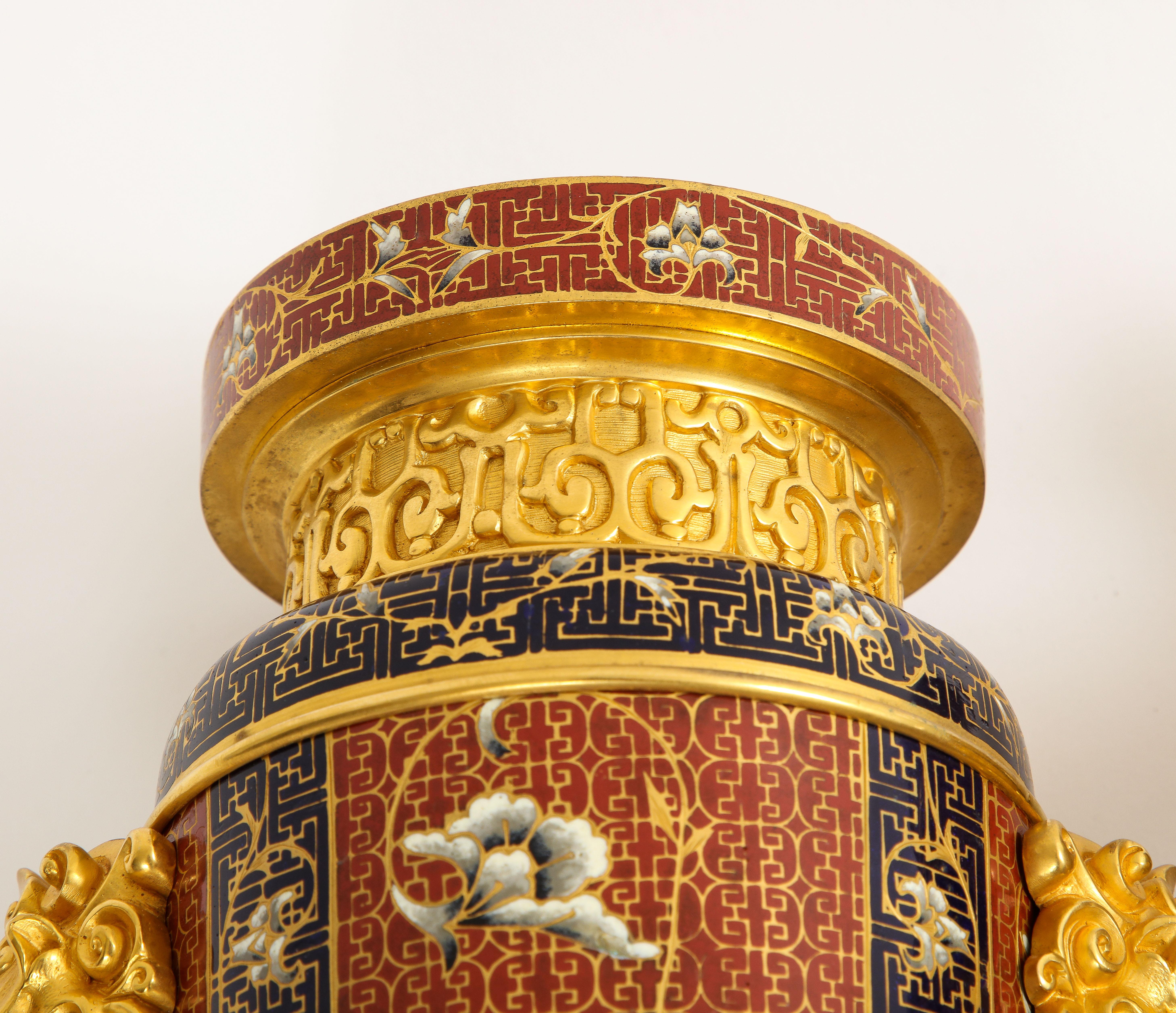 Ein Paar französische Ormolu- und Champleve-Emaille-Vasen des 19. Jahrhunderts mit Foo-Löwengriffen im Angebot 5