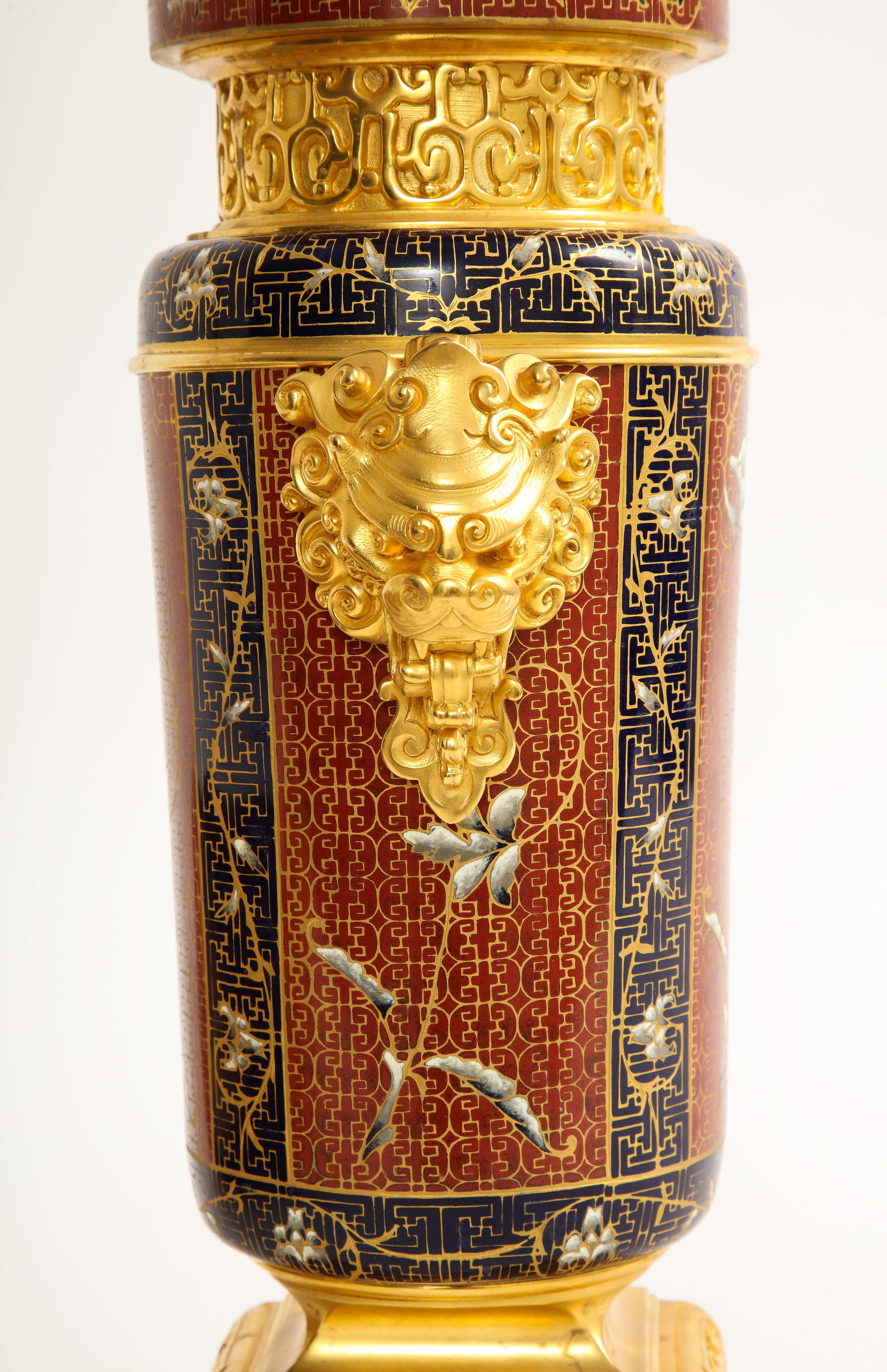Ein Paar französische Ormolu- und Champleve-Emaille-Vasen des 19. Jahrhunderts mit Foo-Löwengriffen im Angebot 6