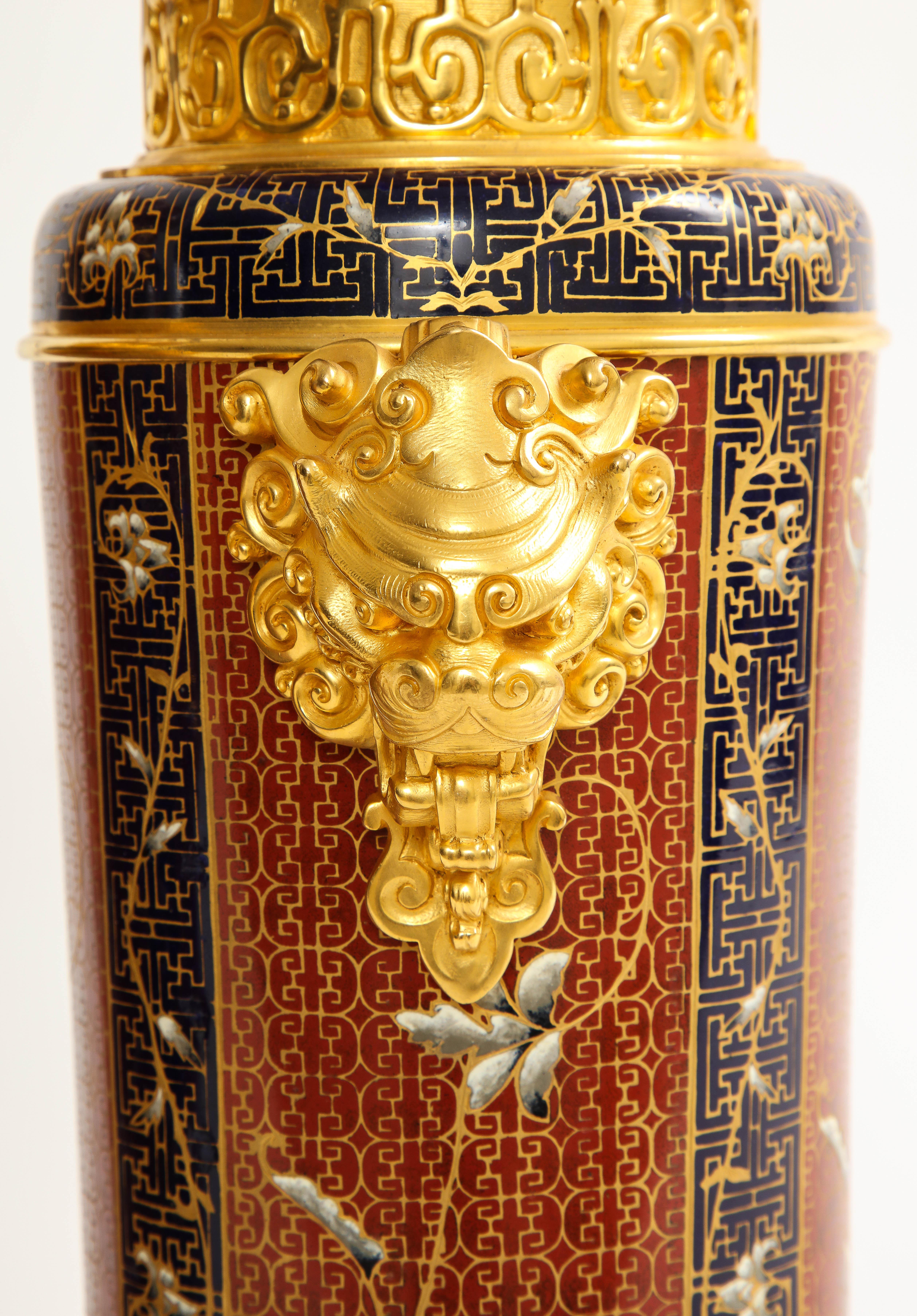 Ein Paar französische Ormolu- und Champleve-Emaille-Vasen des 19. Jahrhunderts mit Foo-Löwengriffen im Angebot 7