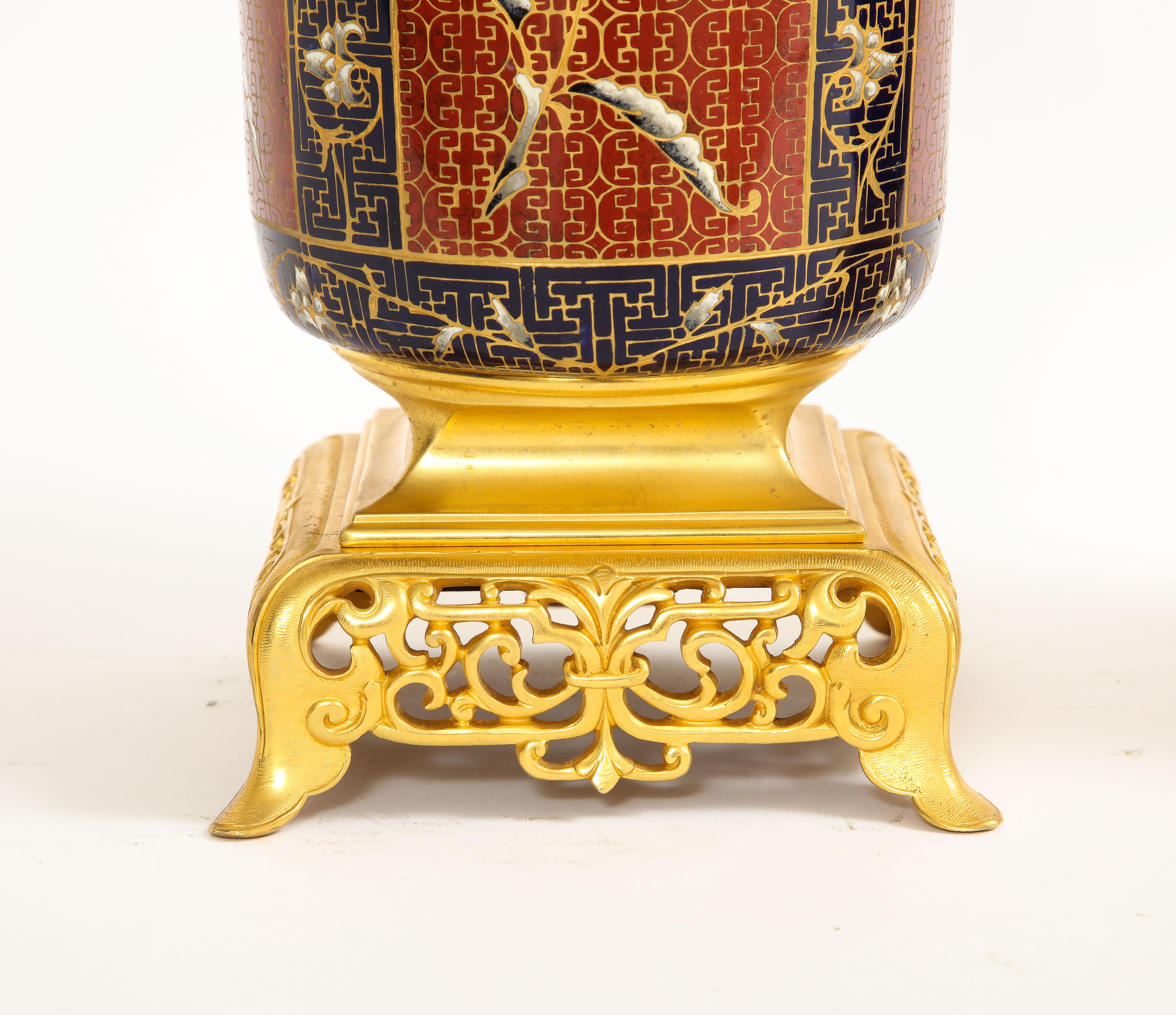Ein Paar französische Ormolu- und Champleve-Emaille-Vasen des 19. Jahrhunderts mit Foo-Löwengriffen im Angebot 9
