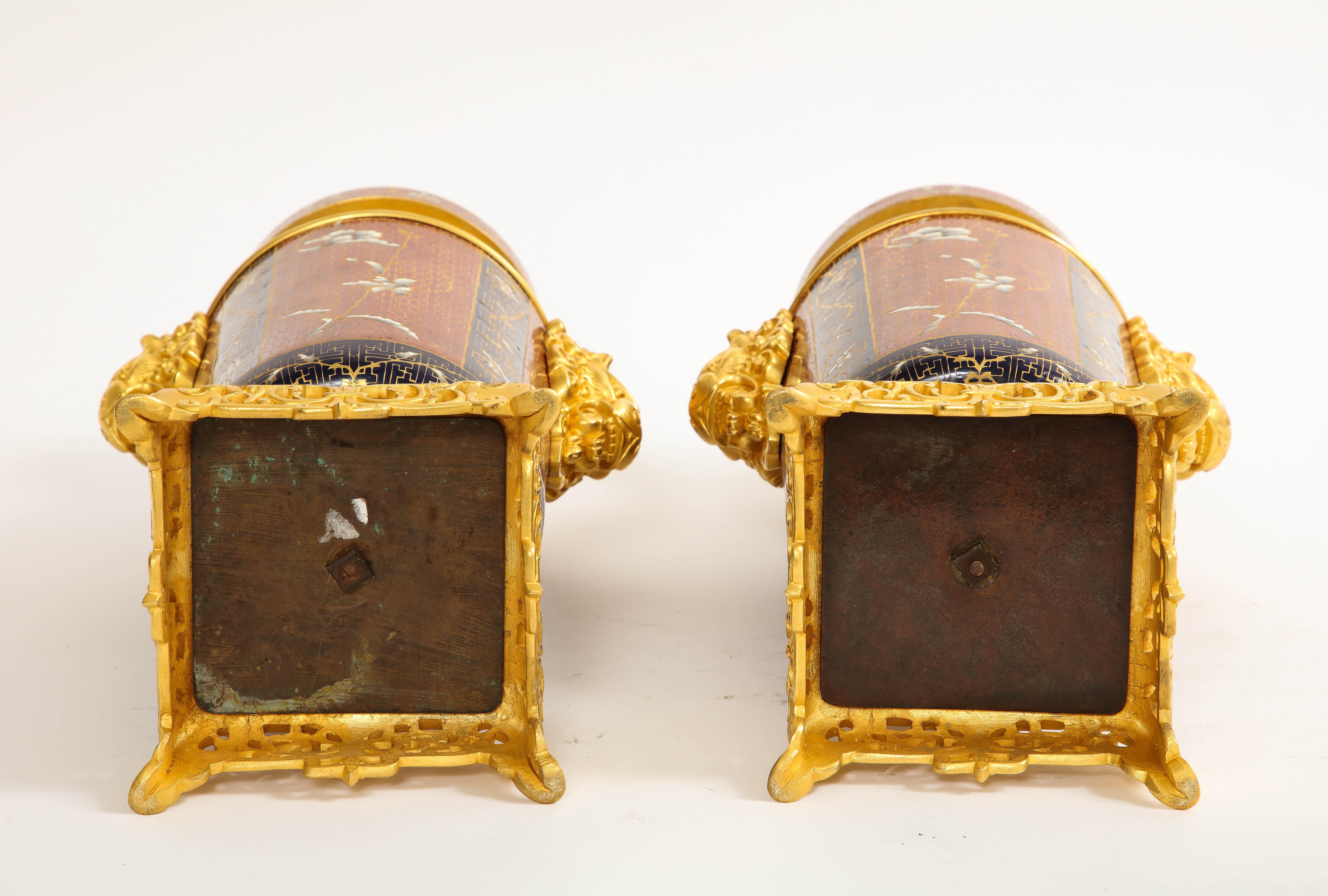 Coppia di vasi francesi del XIX secolo in ormolu e smalto champleve con manici di leone Foo in vendita 10
