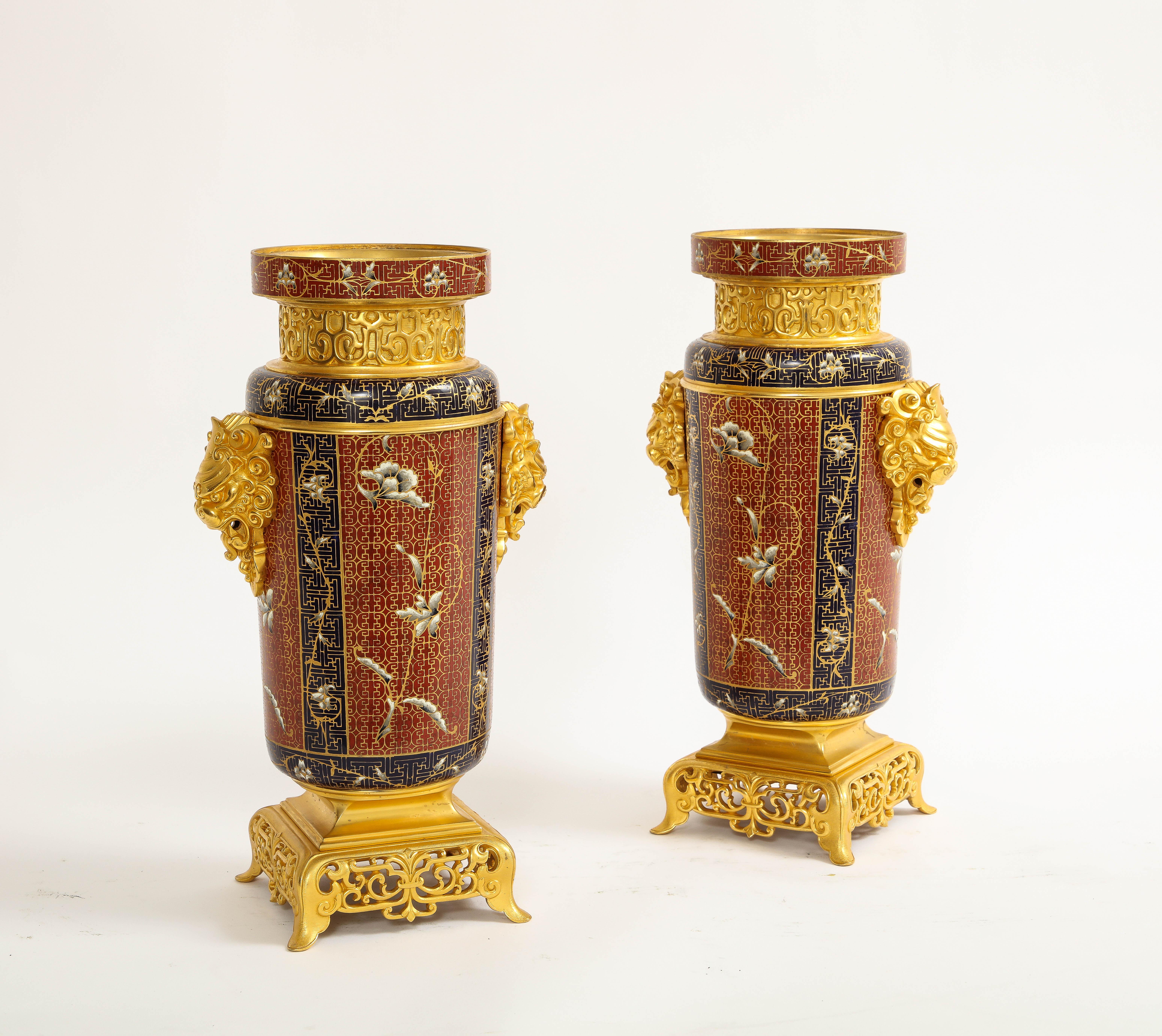 Ein feines und großes Paar französischer Ormolu- und Champlevé-Emailvasen des 19. Jahrhunderts mit orientalischen Motiven und Foo-Löwen-Griff von hervorragender Qualität und in hervorragendem Zustand, zugeschrieben F. Barbedienne.   Jede Vase ist