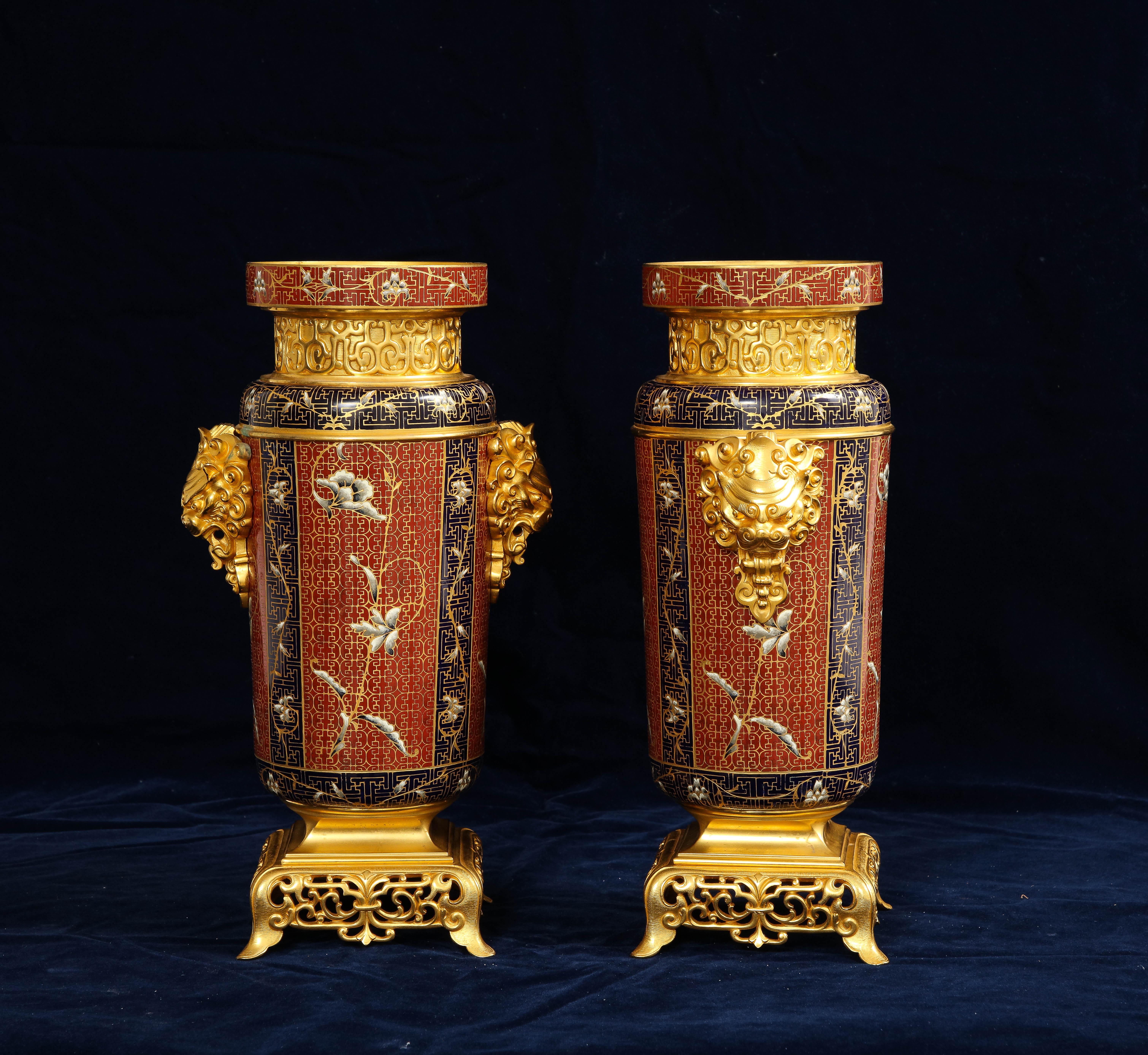 Ein Paar französische Ormolu- und Champleve-Emaille-Vasen des 19. Jahrhunderts mit Foo-Löwengriffen (Louis XVI.) im Angebot