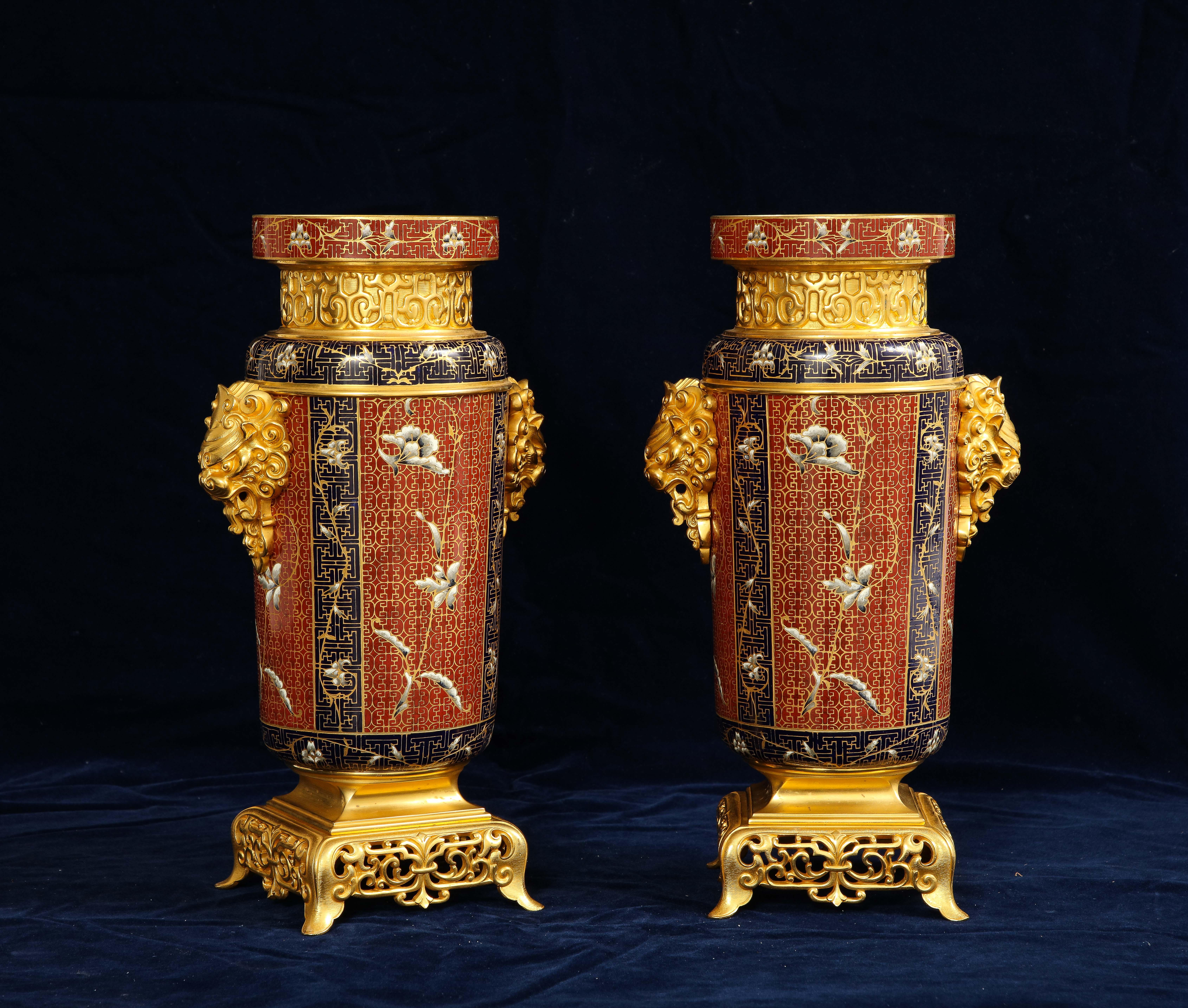 Ein Paar französische Ormolu- und Champleve-Emaille-Vasen des 19. Jahrhunderts mit Foo-Löwengriffen (Französisch) im Angebot