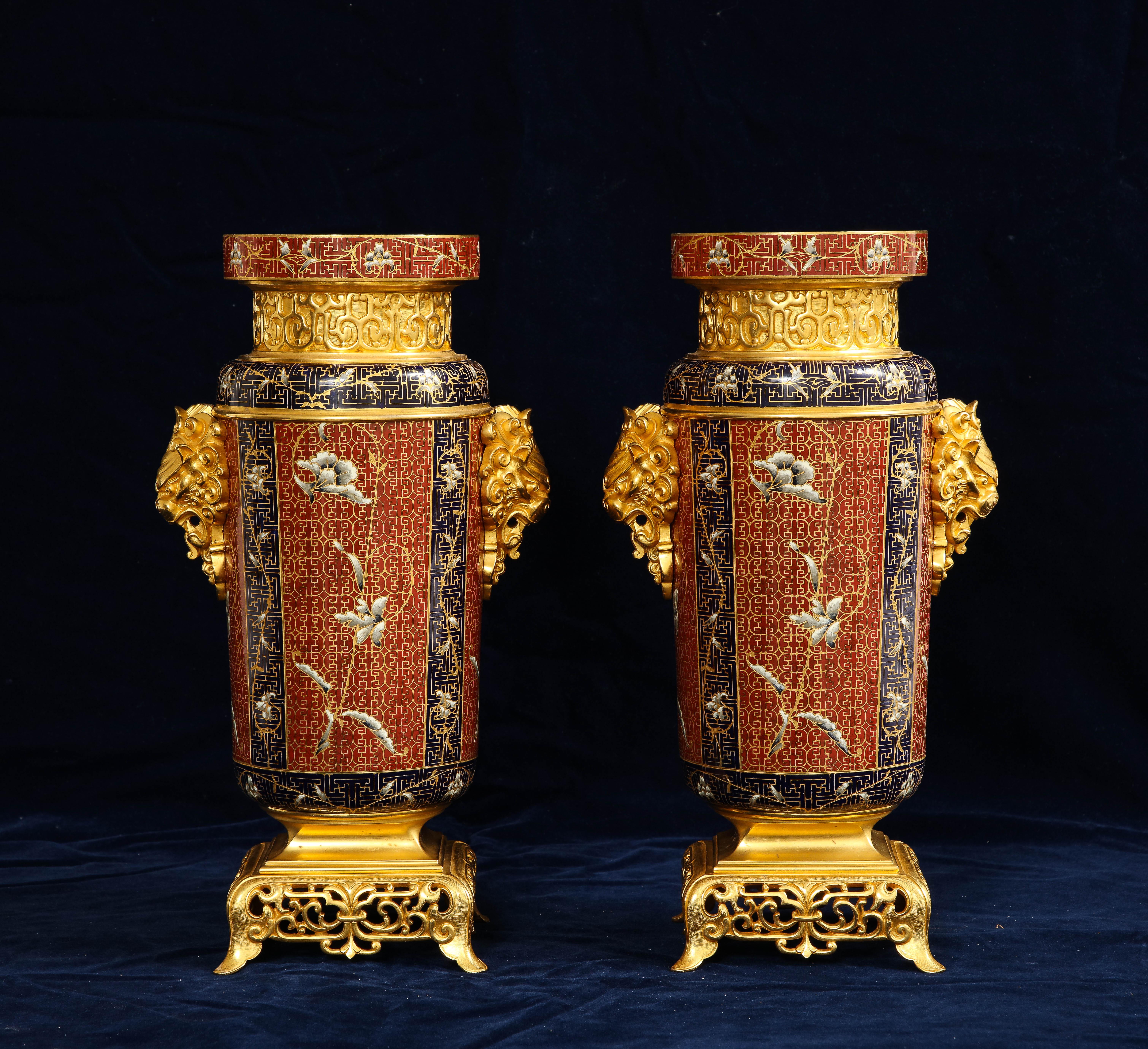 Ein Paar französische Ormolu- und Champleve-Emaille-Vasen des 19. Jahrhunderts mit Foo-Löwengriffen (Emailliert) im Angebot