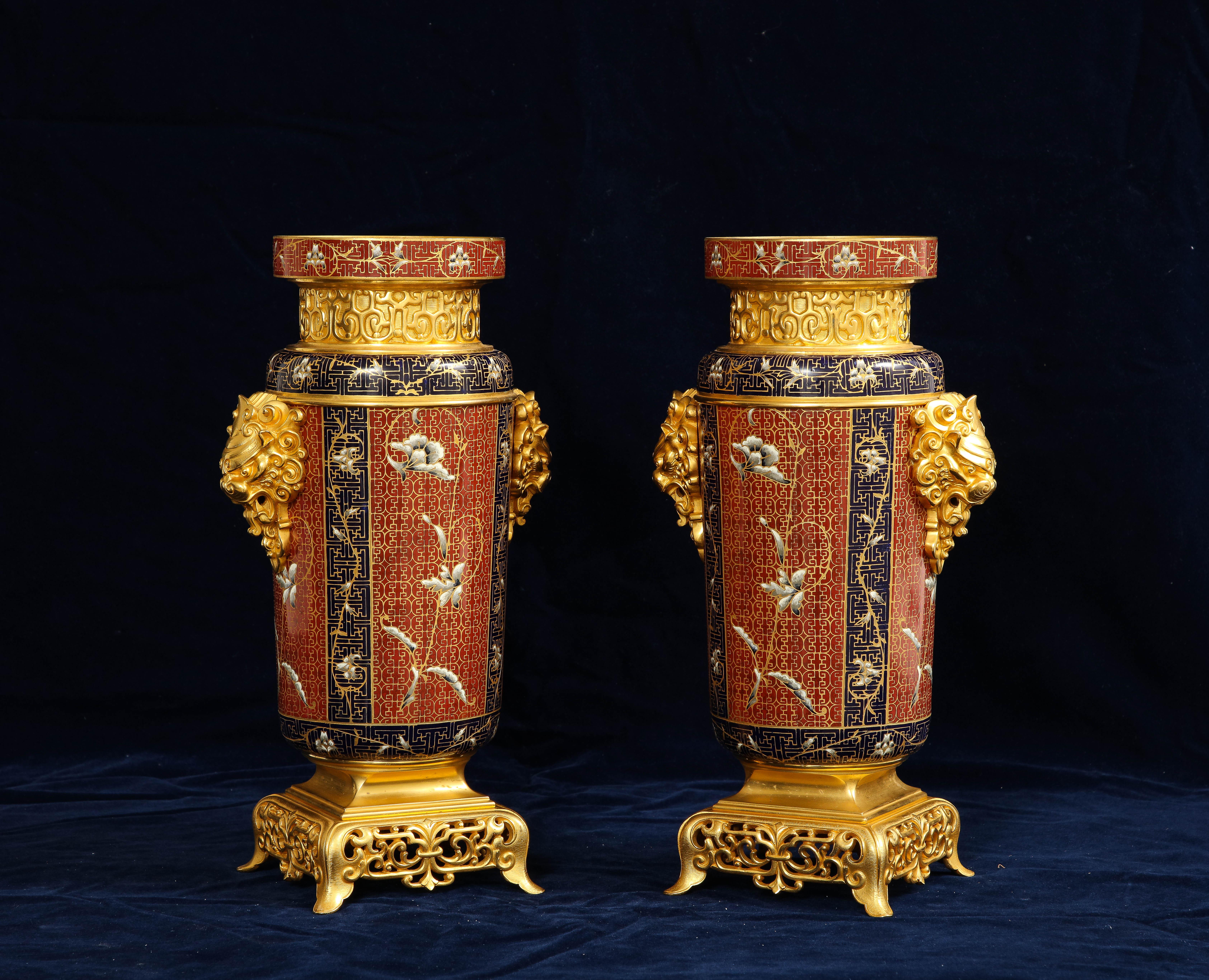 Ein Paar französische Ormolu- und Champleve-Emaille-Vasen des 19. Jahrhunderts mit Foo-Löwengriffen im Zustand „Gut“ im Angebot in New York, NY