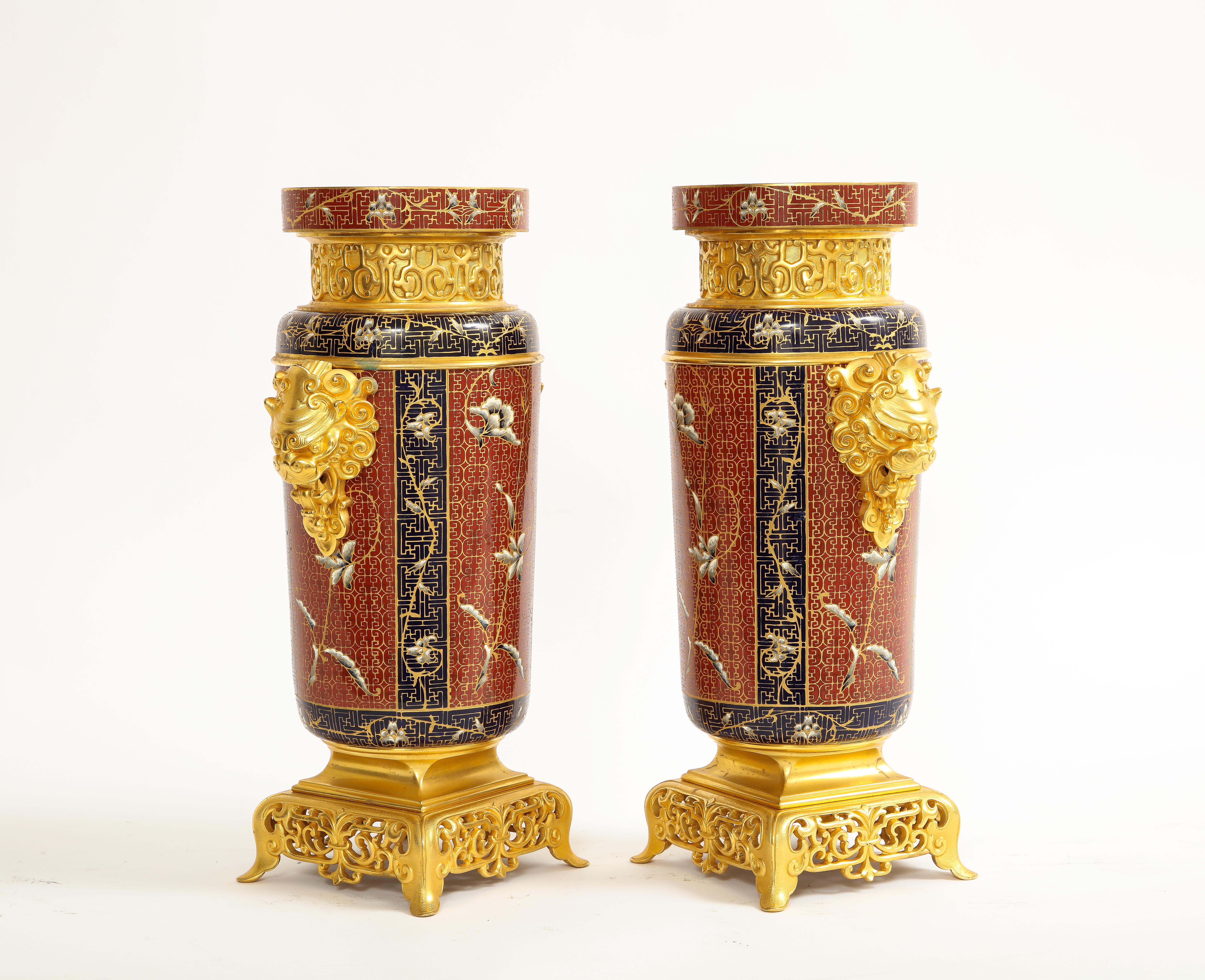 Ein Paar französische Ormolu- und Champleve-Emaille-Vasen des 19. Jahrhunderts mit Foo-Löwengriffen (Goldbronze) im Angebot
