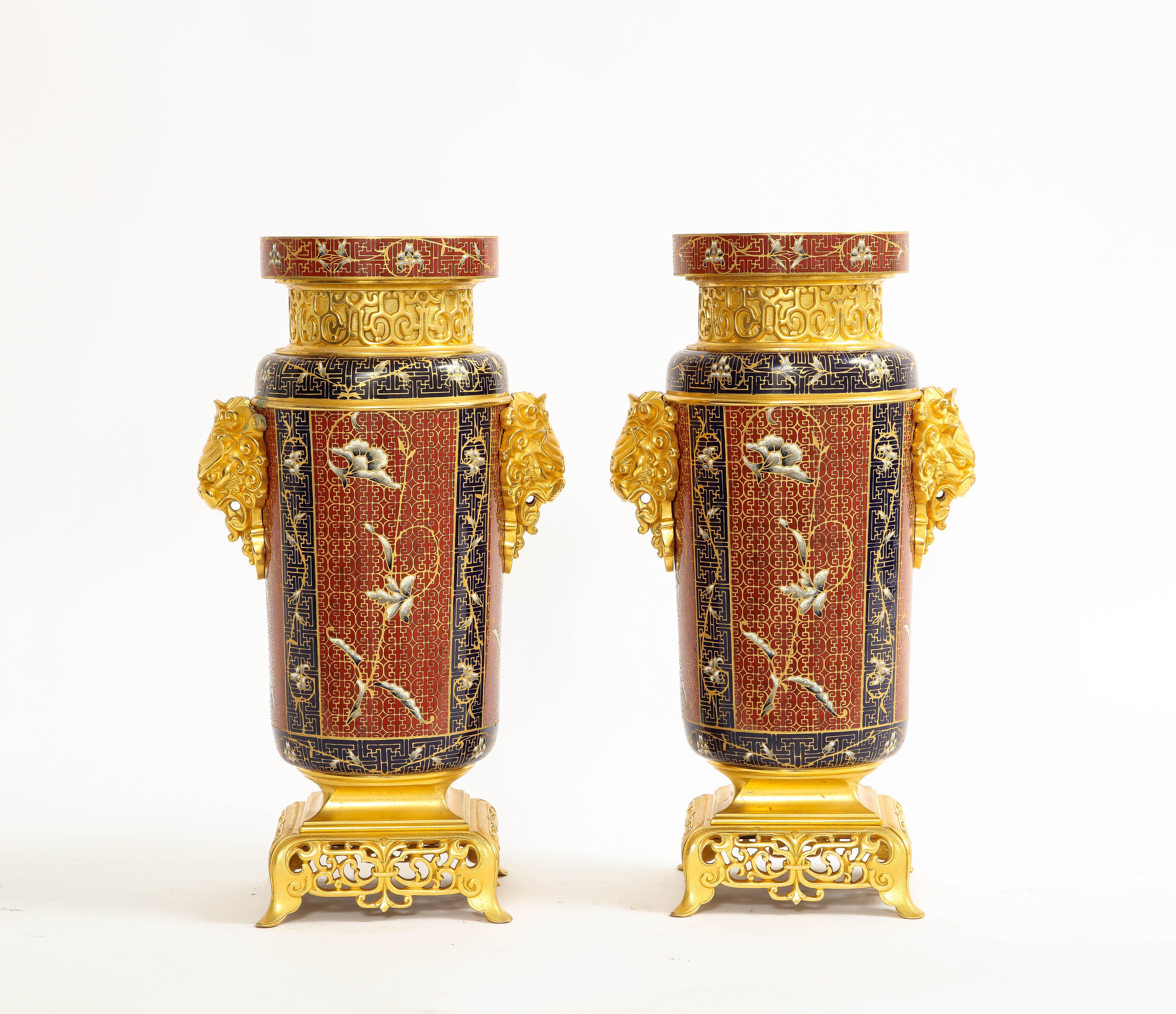 Ein Paar französische Ormolu- und Champleve-Emaille-Vasen des 19. Jahrhunderts mit Foo-Löwengriffen im Angebot 1