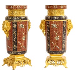 Ein Paar französische Ormolu- und Champleve-Emaille-Vasen des 19. Jahrhunderts mit Foo-Löwengriffen