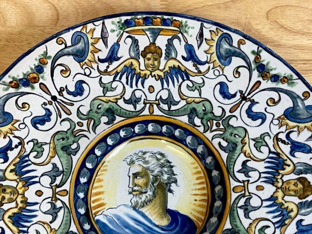 Pareja de cargadores de retratos de mayólica de estilo renacentista italiano del siglo XIX en venta 3