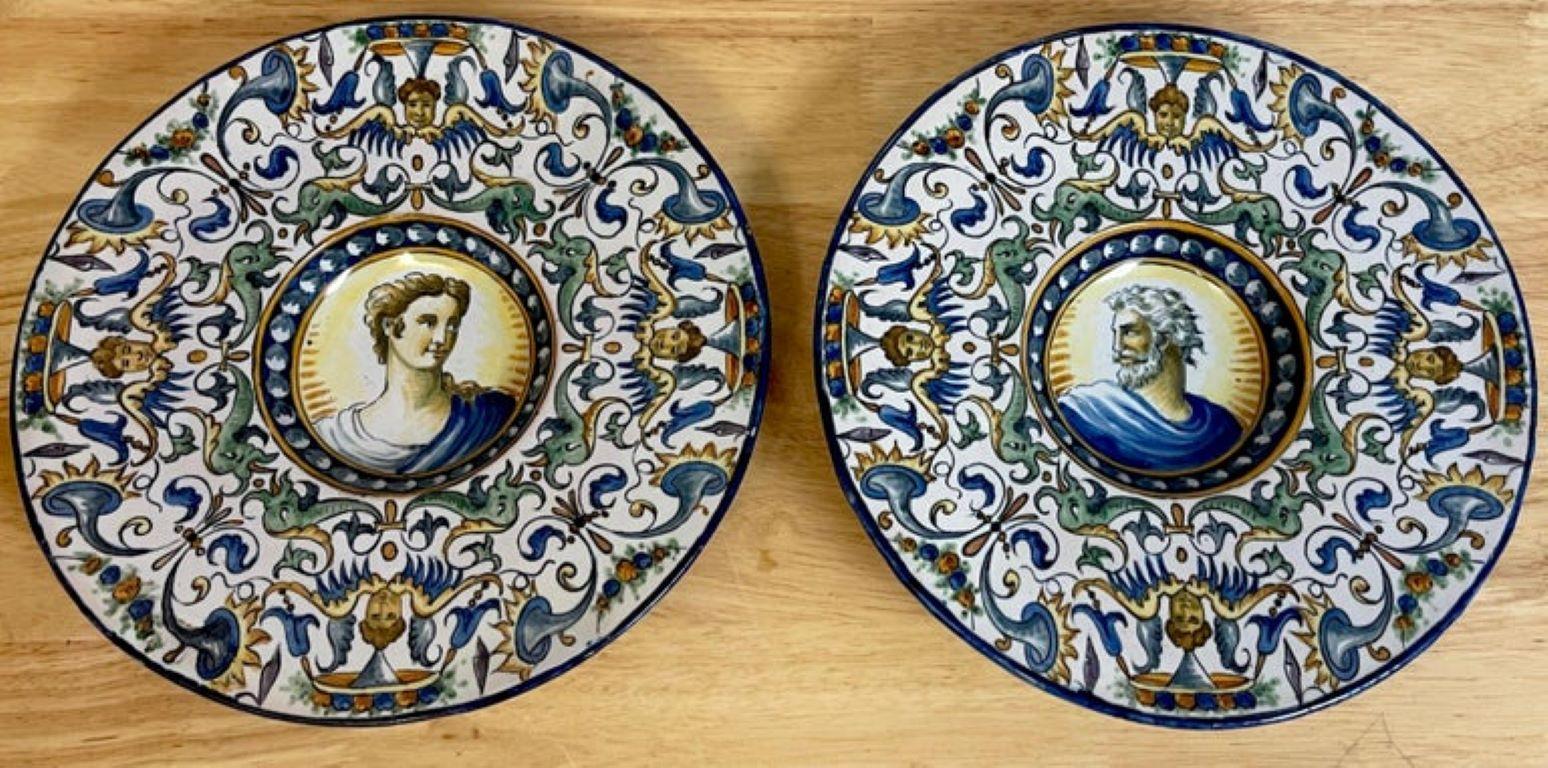 Pareja de cargadores de retratos de mayólica de estilo renacentista italiano del siglo XIX 
Estilo de Cantagalli: Un plato tiene dos pequeños desconchones en la parte posterior, poco visibles desde la parte frontal.

Un llamativo par de cargadores