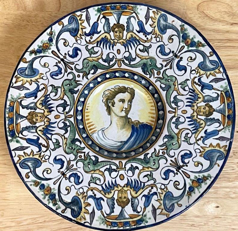 Pareja de cargadores de retratos de mayólica de estilo renacentista italiano del siglo XIX Renacimiento en venta