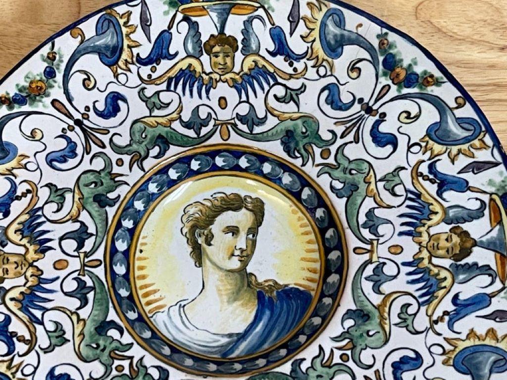 Pareja de cargadores de retratos de mayólica de estilo renacentista italiano del siglo XIX Italiano en venta