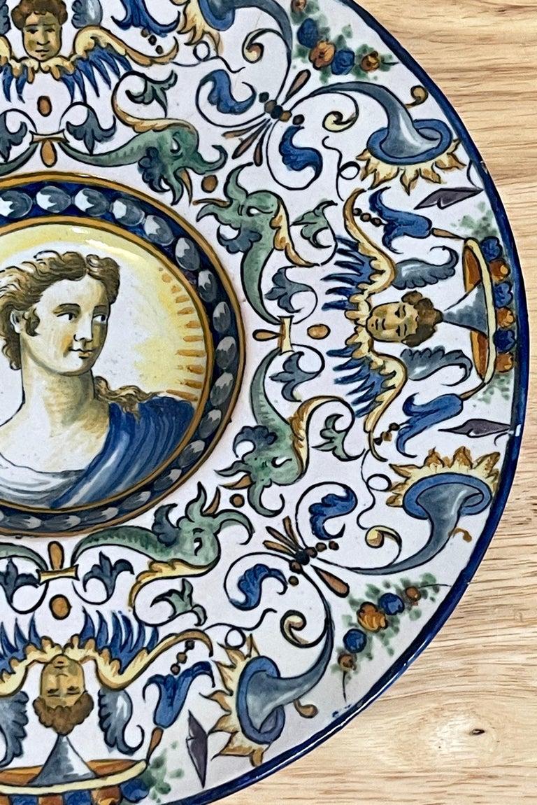 Pareja de cargadores de retratos de mayólica de estilo renacentista italiano del siglo XIX Esmaltado en venta
