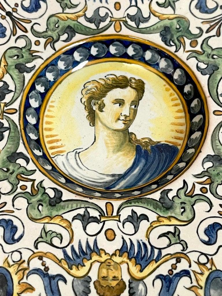 Pareja de cargadores de retratos de mayólica de estilo renacentista italiano del siglo XIX en Bueno estado para la venta en West Palm Beach, FL