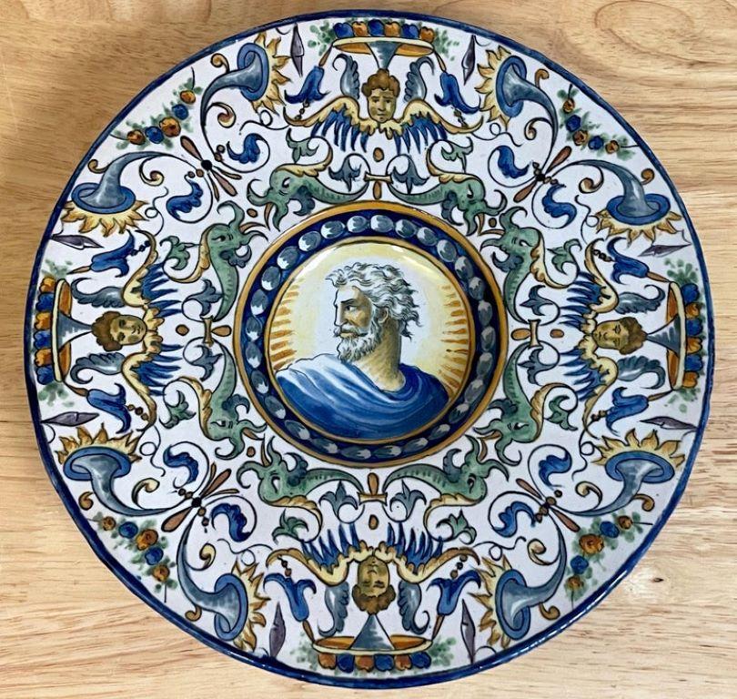 Pareja de cargadores de retratos de mayólica de estilo renacentista italiano del siglo XIX Alfarería en venta