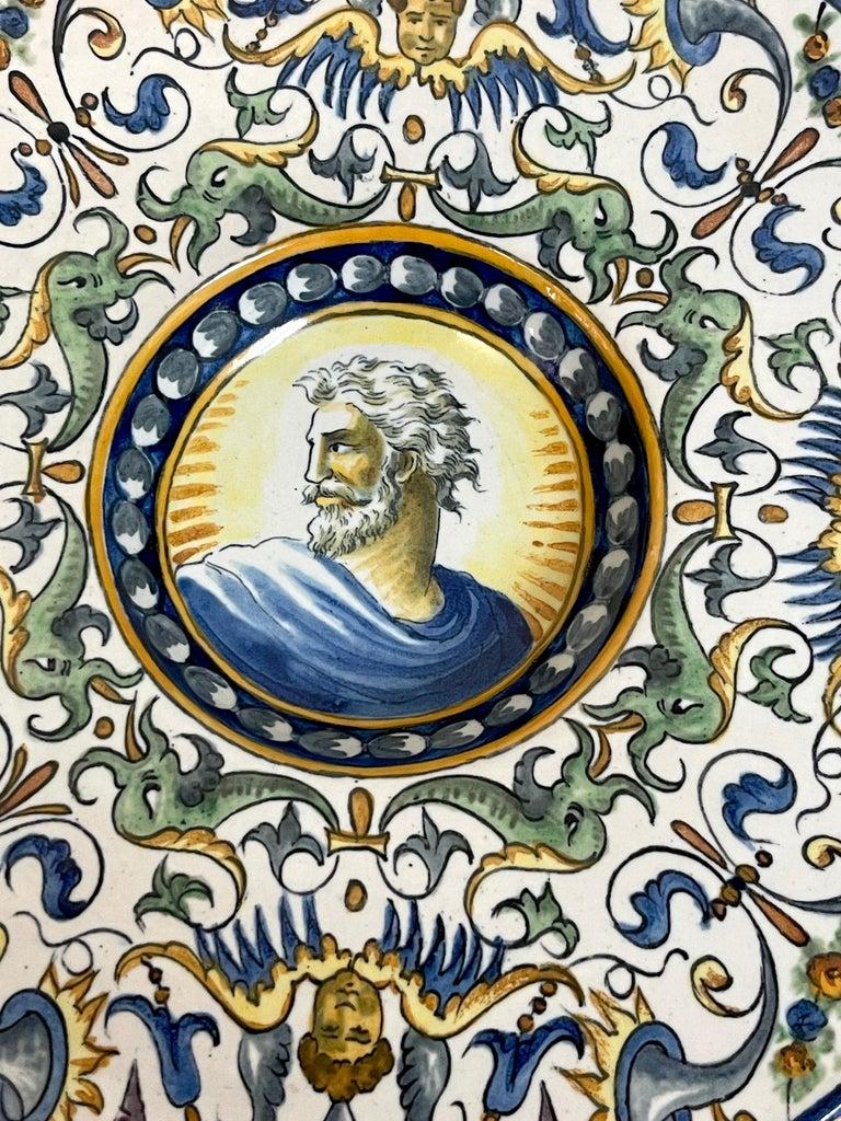 Pareja de cargadores de retratos de mayólica de estilo renacentista italiano del siglo XIX en venta 1
