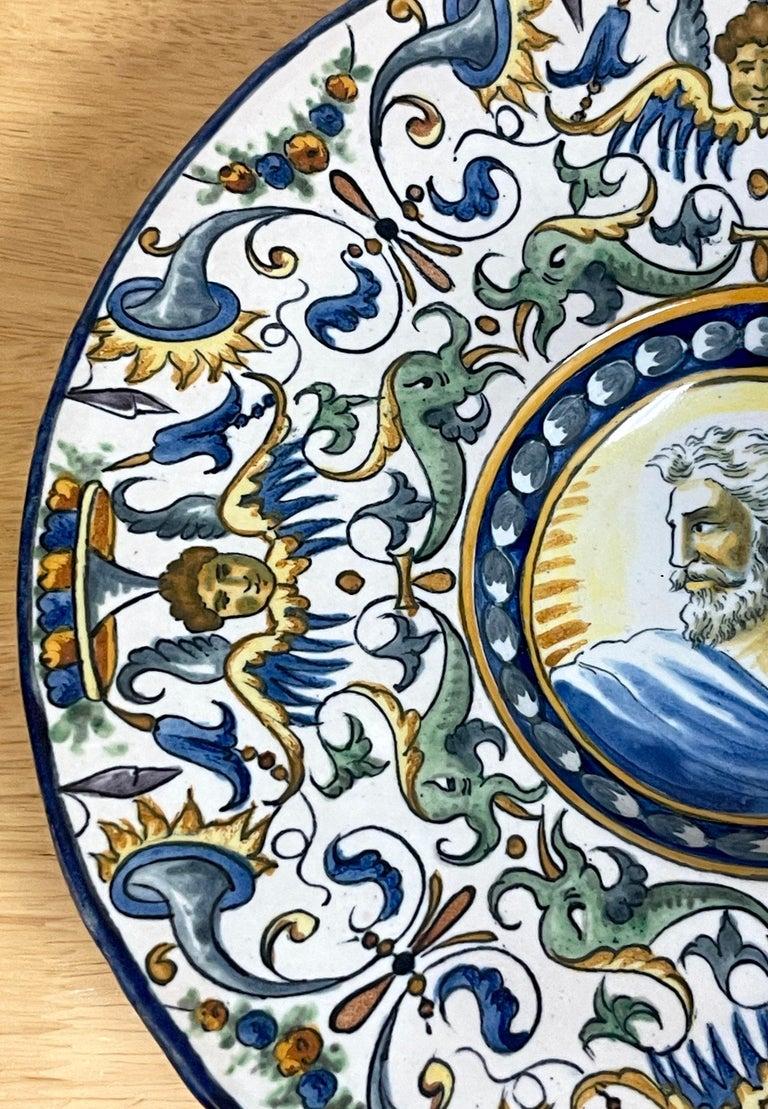 Pareja de cargadores de retratos de mayólica de estilo renacentista italiano del siglo XIX en venta 2