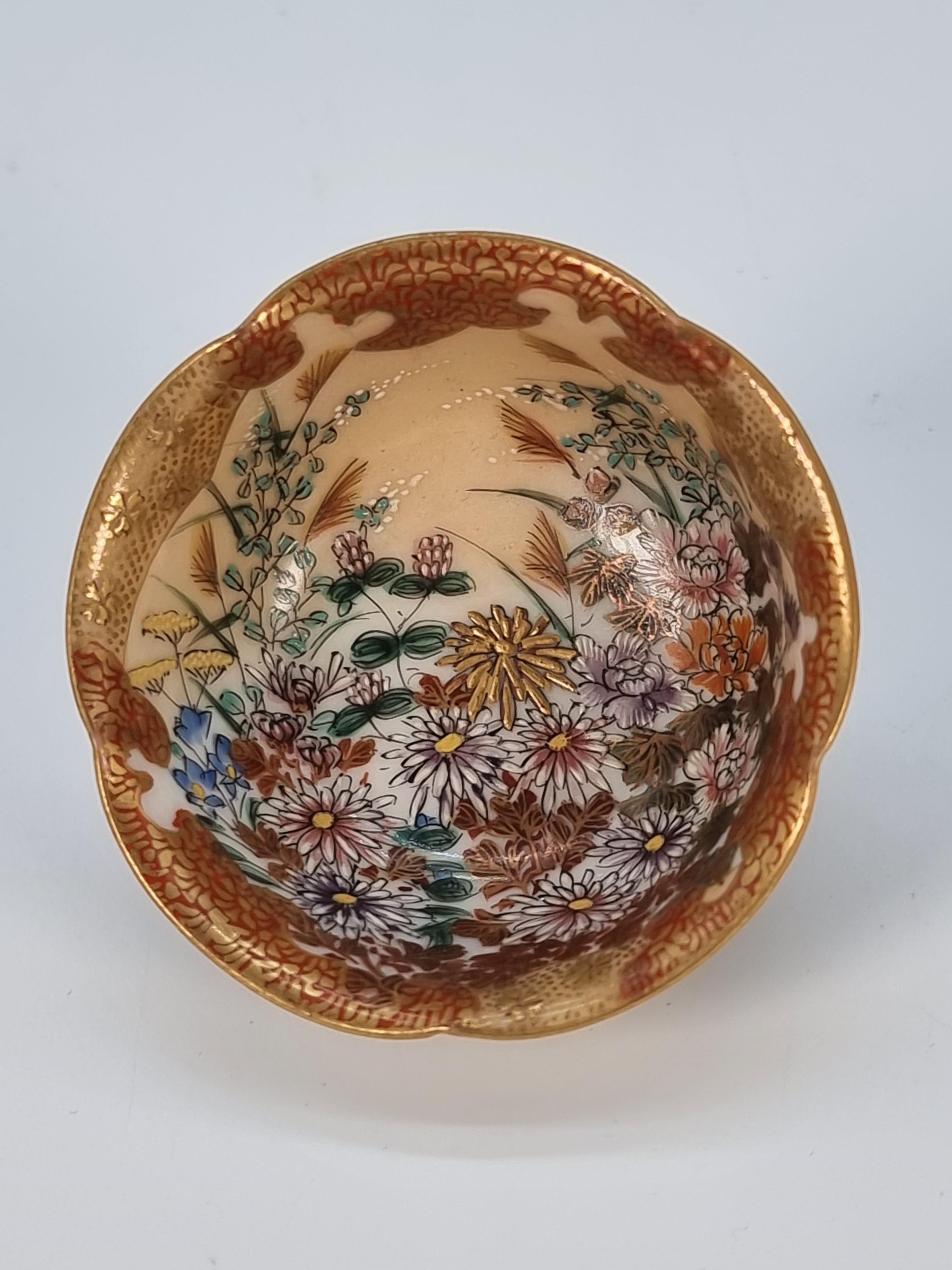 Diese prächtigen Miniatur-Porzellanschalen stammen aus der Region Kutani in Japan aus der Meiji-Zeit um 1880. Sie sind hervorragende Beispiele für einige ihrer besten Arbeiten, die nur selten zu kaufen sind. Dieses winzige Schalenpaar ist aufwändig