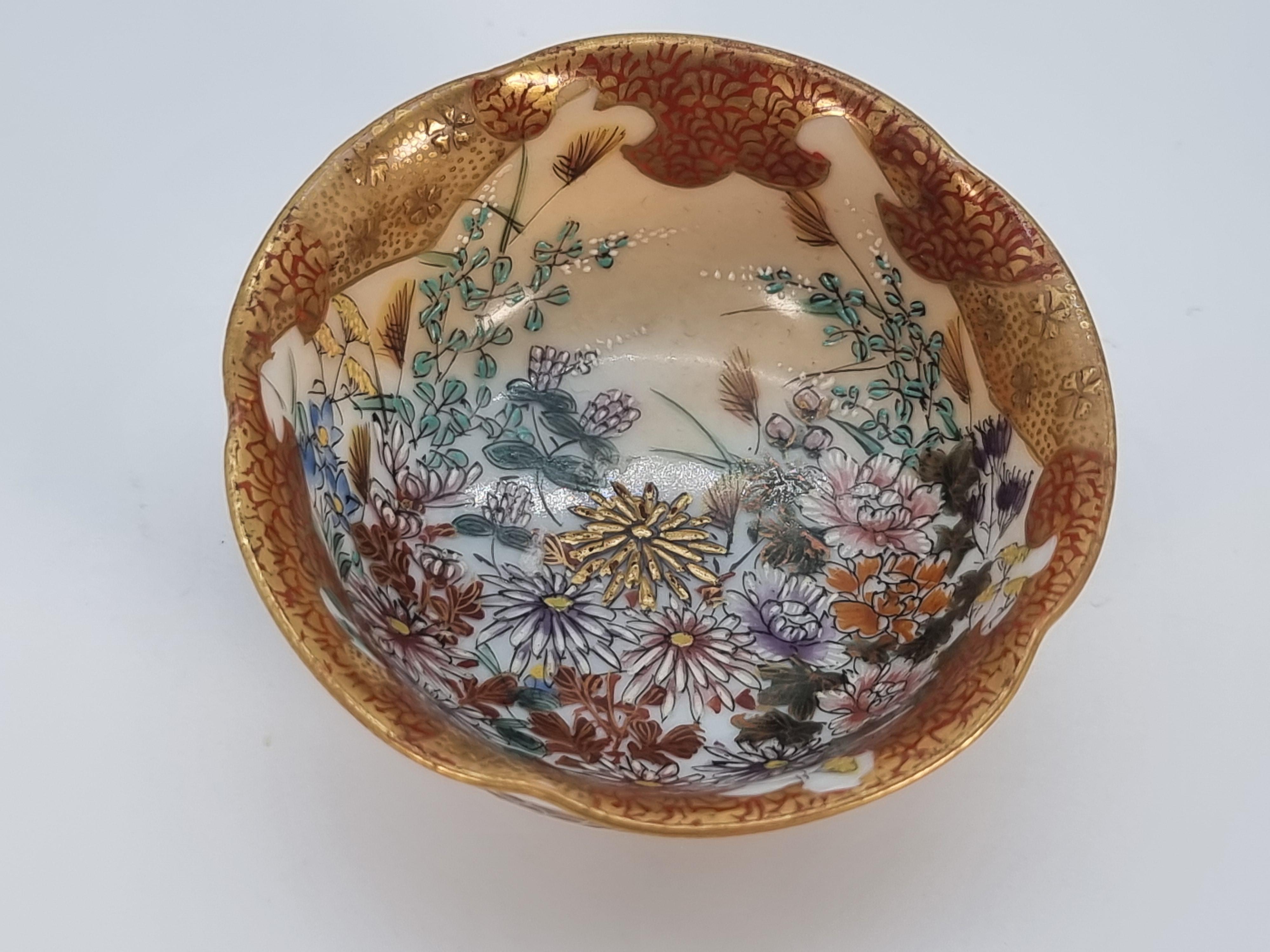 Porcelain A pair of 19th C Japanese Meiji period miniature porcelain Kutani ware bowls For Sale