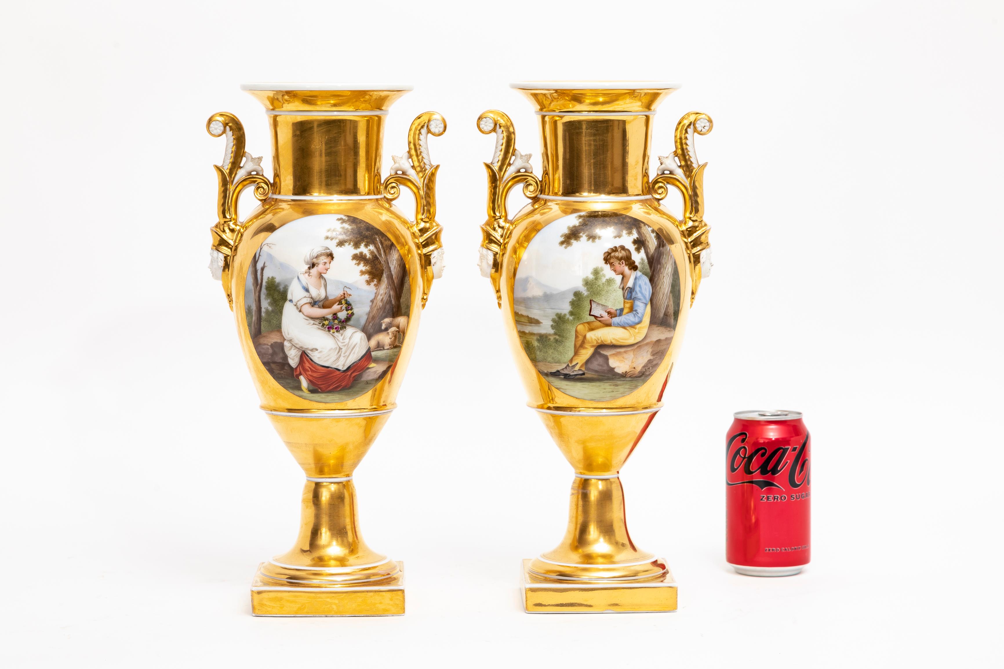 Coppia di vasi in porcellana dorata e dipinta a ritratto di Parigi del XIX secolo.  Ogni vaso presenta una forma ad anfora neoclassica, riccamente decorata con accenti dorati e pannelli di ritratti dipinti a mano. Un lato di ciascun vaso raffigura