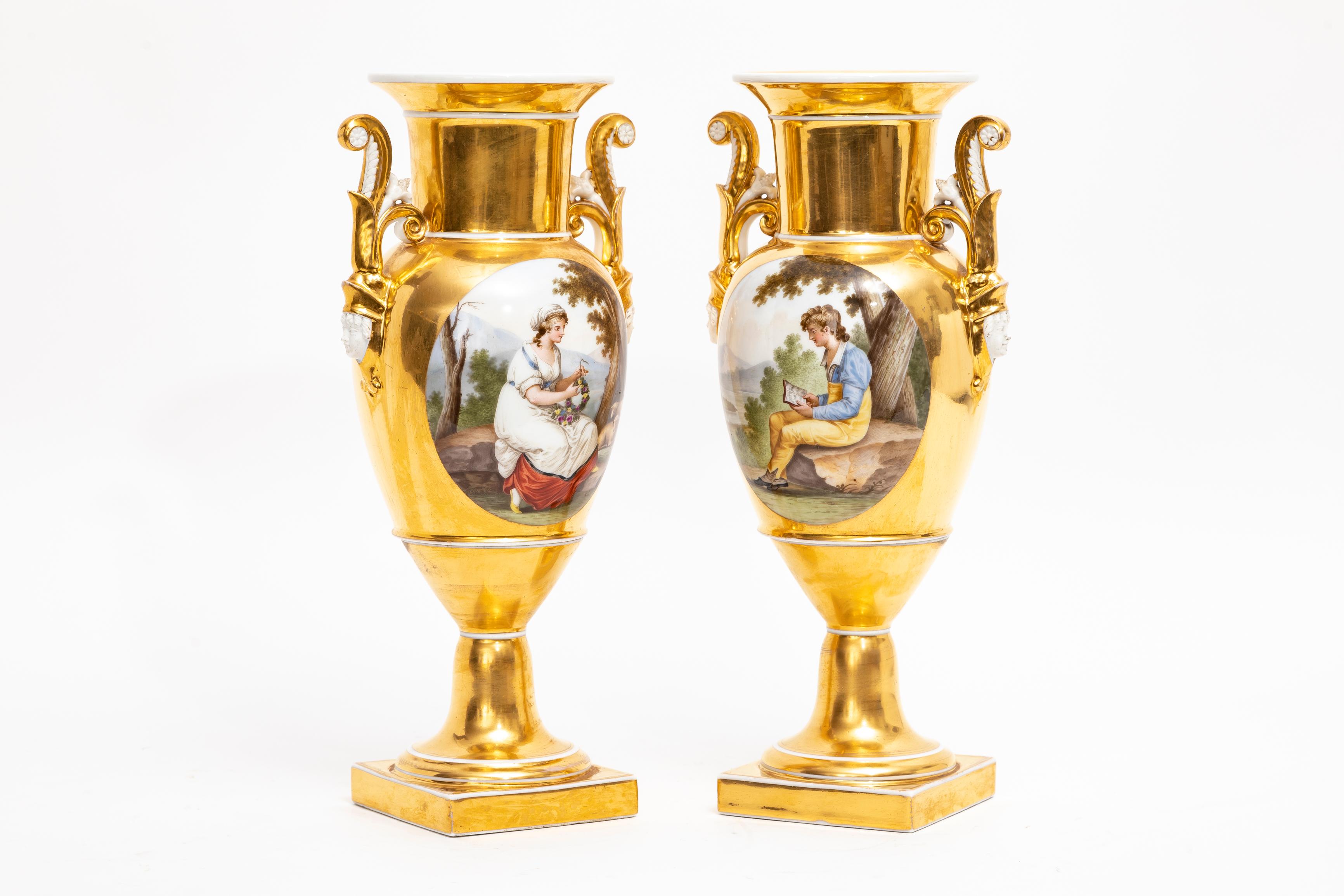 Stile impero Coppia di vasi in porcellana dorata e dipinta a ritratto di Parigi del XIX secolo in vendita