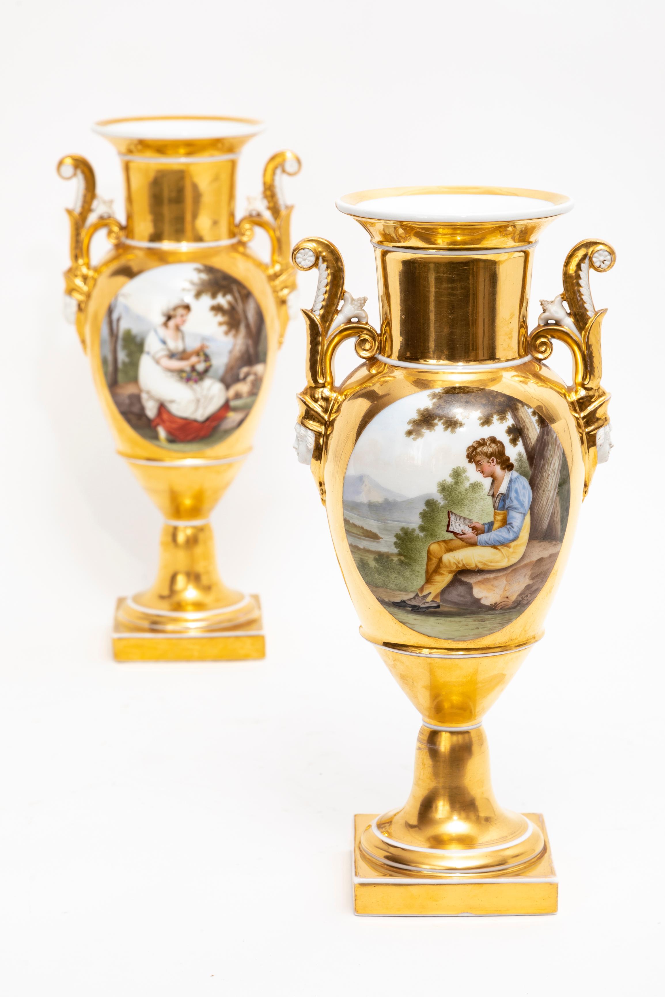 Porcellana Coppia di vasi in porcellana dorata e dipinta a ritratto di Parigi del XIX secolo in vendita