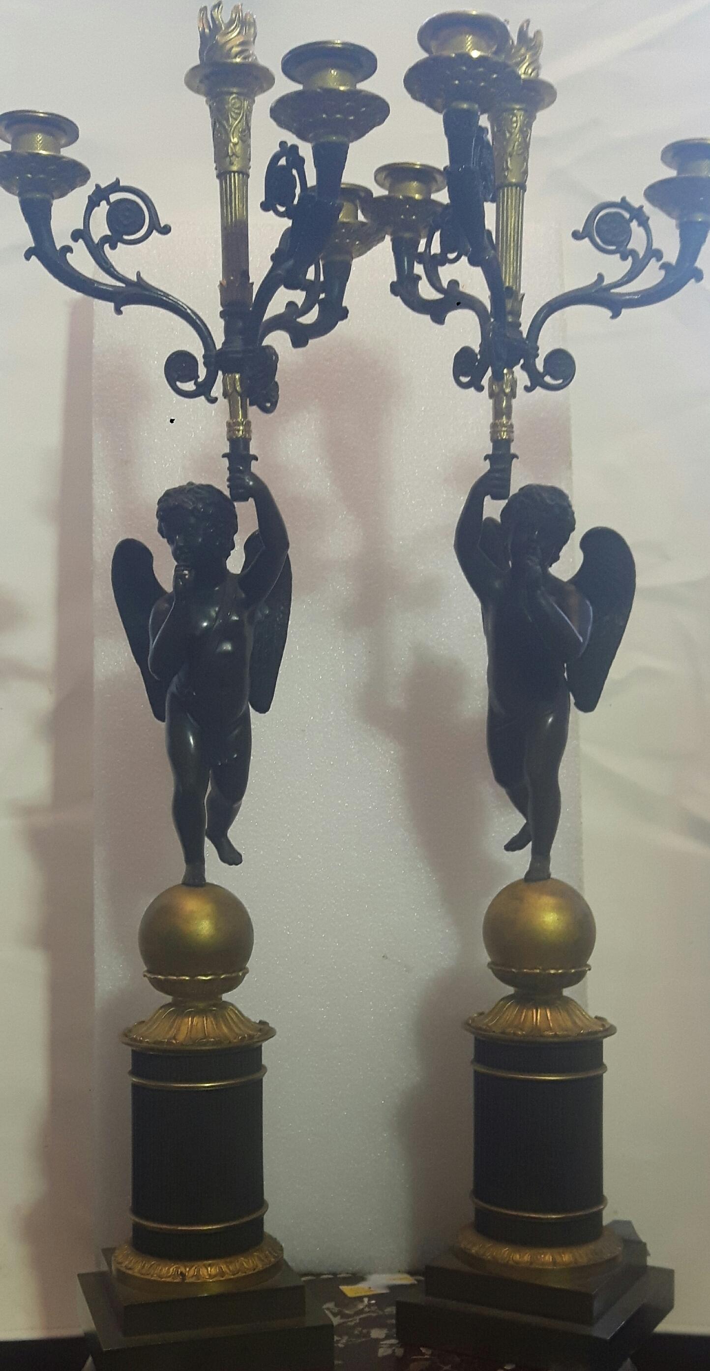 Paar 3-Licht-Kandelaber des 19. Jahrhunderts (Gegossen) im Angebot