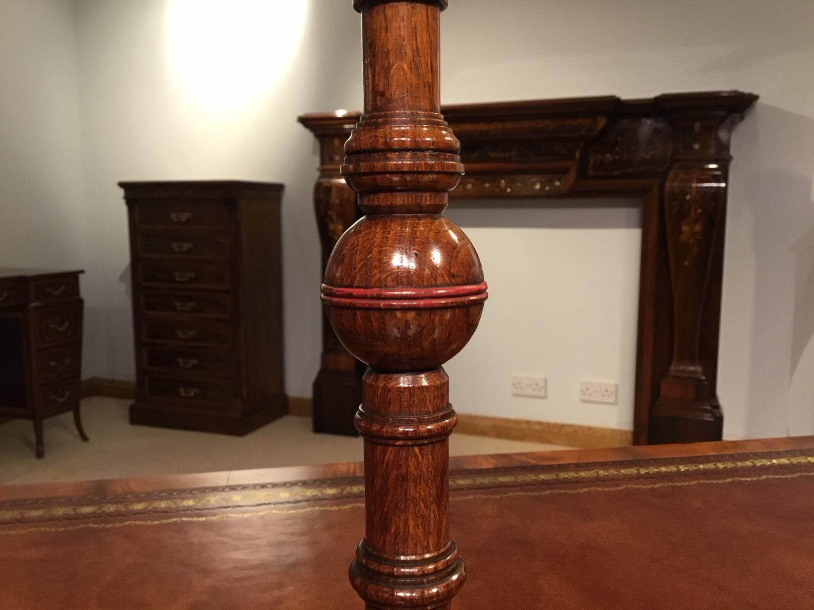 Pair of 19th Century Aesthetic Period Oak English Candlesticks In Excellent Condition For Sale In Darwen, GB