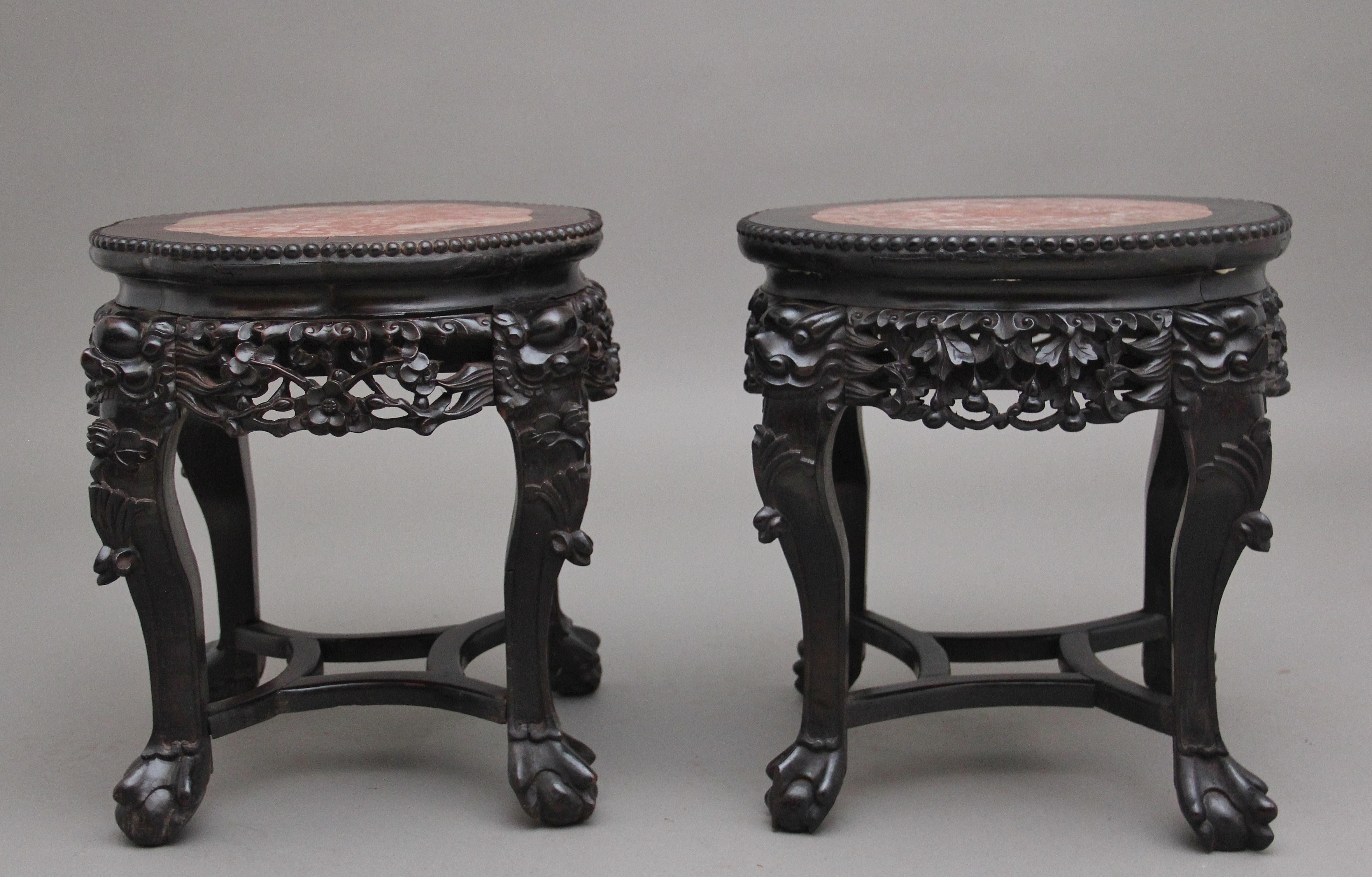 Paar antike chinesische geschnitzte Hartholz-Beistelltische aus dem 19. Jahrhundert (Spätes 19. Jahrhundert) im Angebot