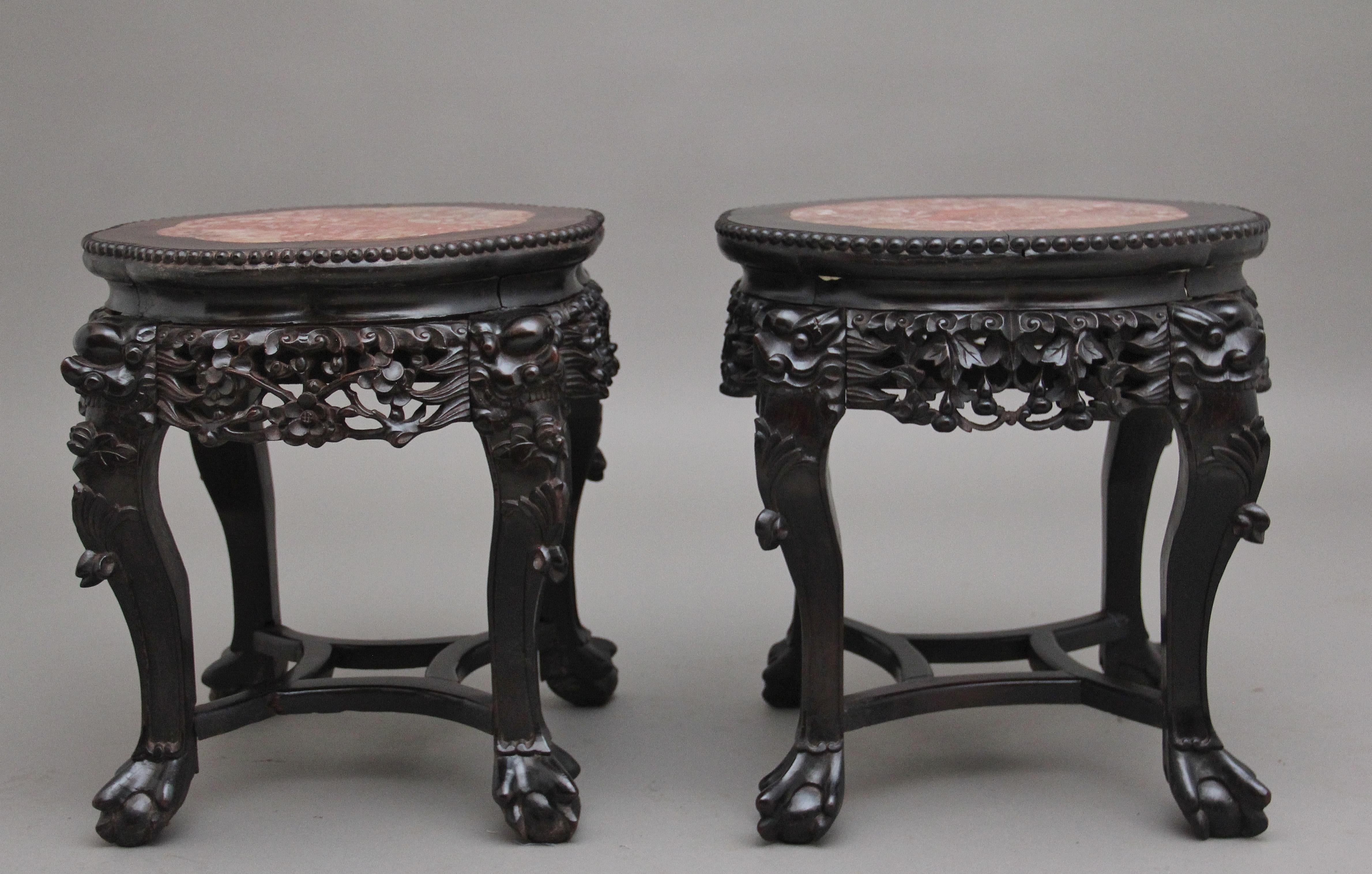Paar antike chinesische geschnitzte Hartholz-Beistelltische aus dem 19. Jahrhundert im Angebot 1