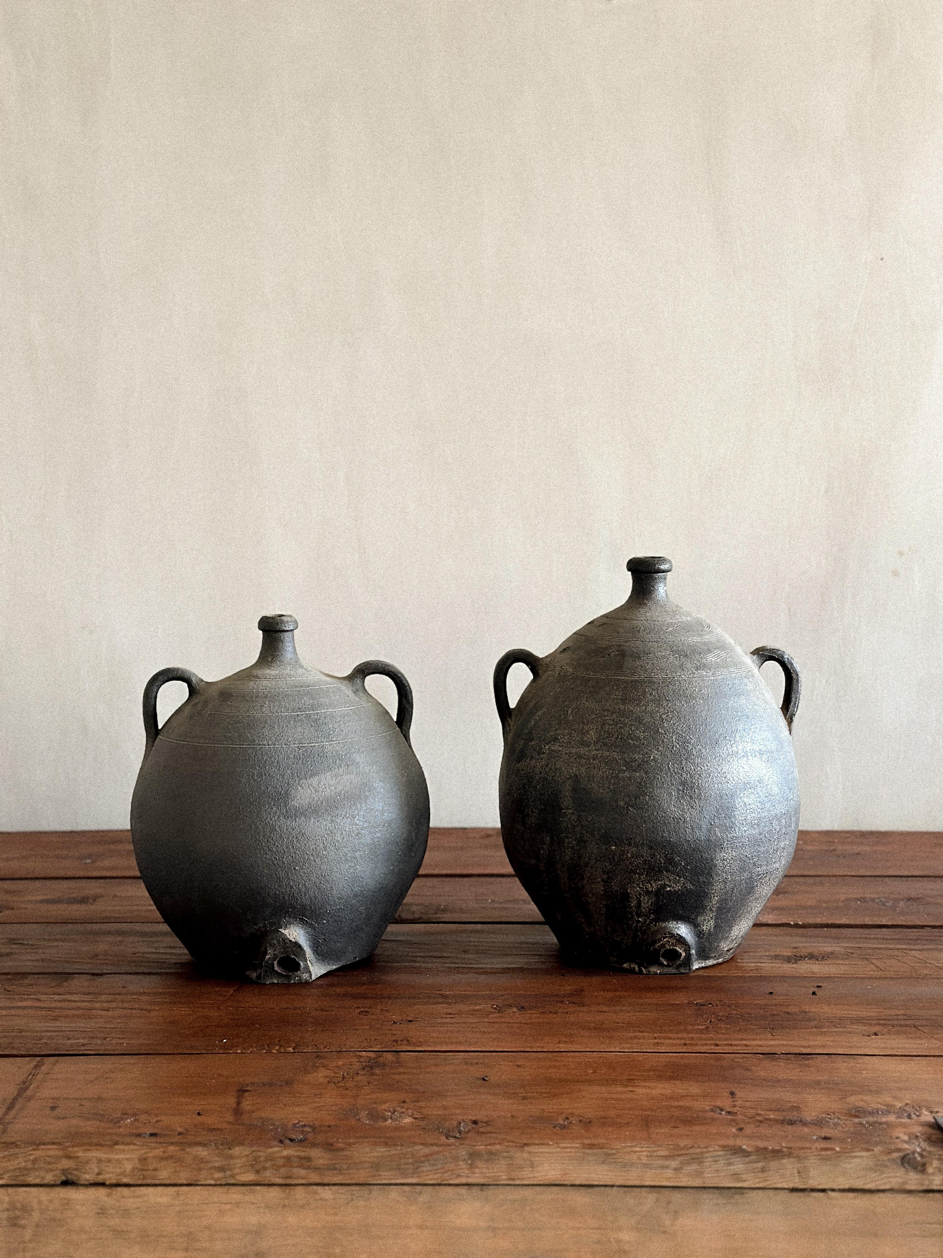 Una meravigliosa coppia di antichi vasi wabi sabi con una splendida patina dovuta all'età e all'uso.  

Il più piccolo: Ø34 cm, H. 38 cm
Il più grande: Ø36 cm, H. 44 cm
