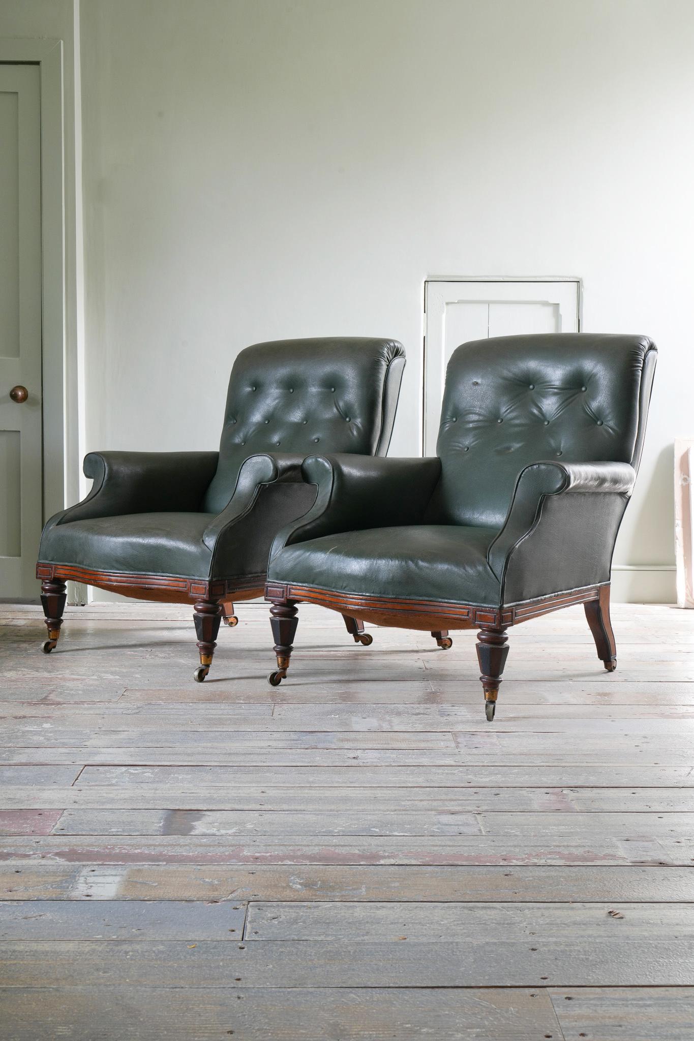 Paire de fauteuils de bibliothèque en noyer de George Trollope & Sons.

Beau et bien dessiné, en noyer figuré avec des détails ébonisés sur la traverse avant et les retours, les pieds avant effilés à facettes, les pieds arrière façonnés, les