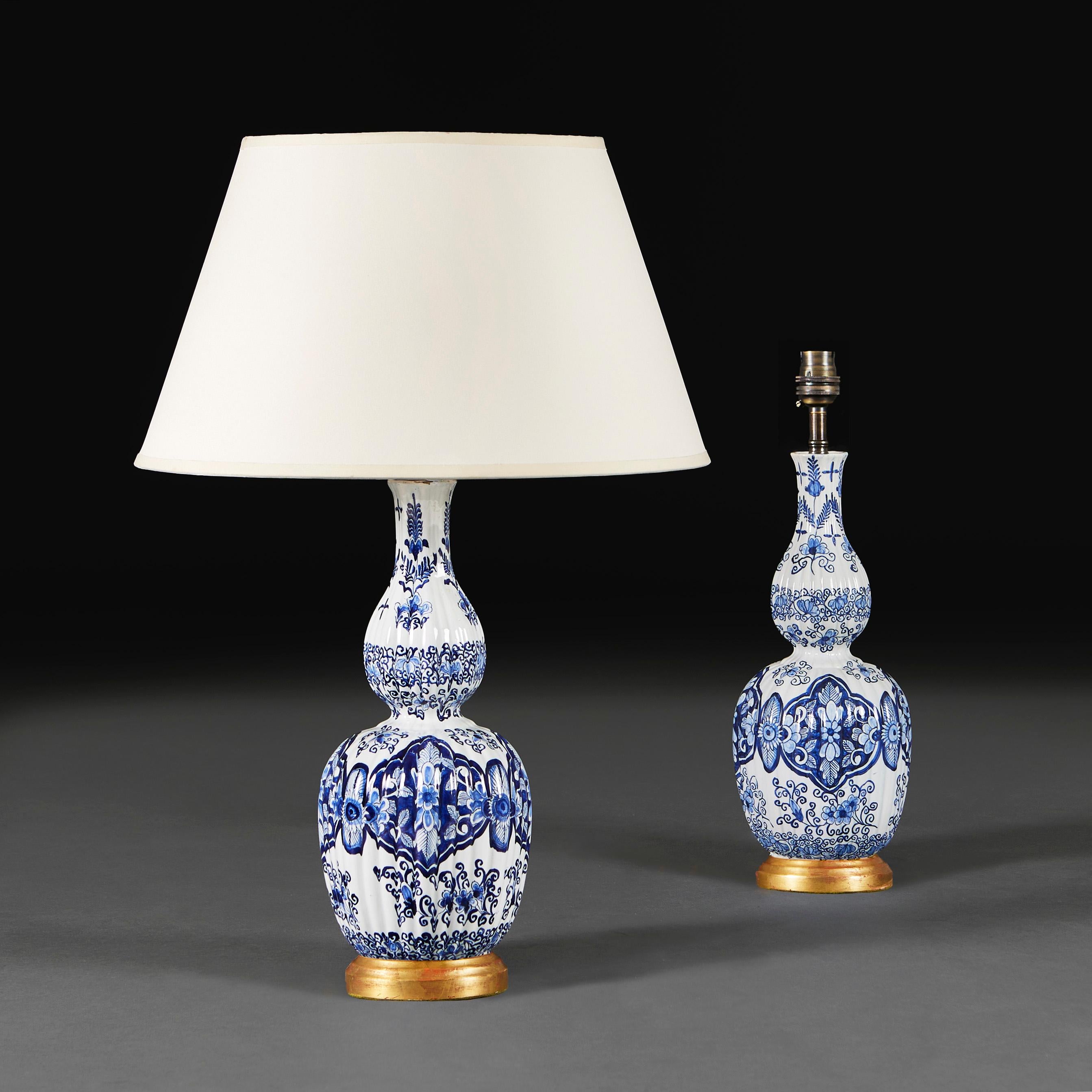 Néerlandais Paire de lampes Delft bleu et blanc du 19e siècle