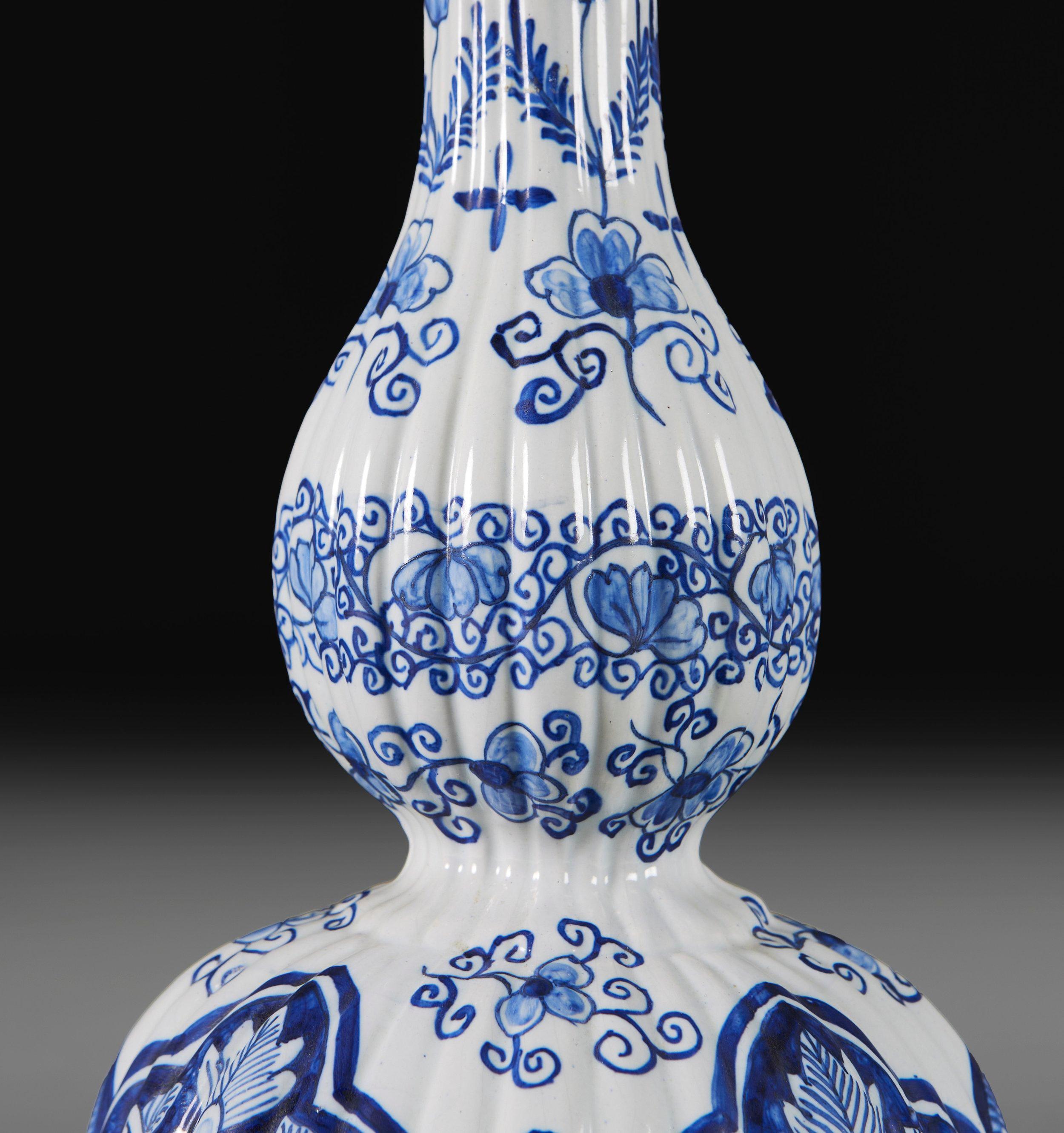 A Pair of 19th Century Blue and White Delft Lamps In Good Condition In London, GB