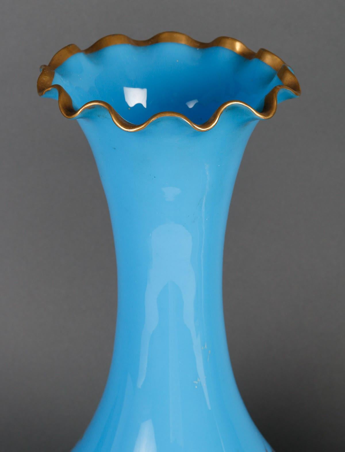 A Pair of 19th Century Blue Opaline Vases. In Good Condition For Sale In Saint-Ouen, FR