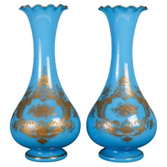 Paire de vases en opaline bleue du XIXe siècle.