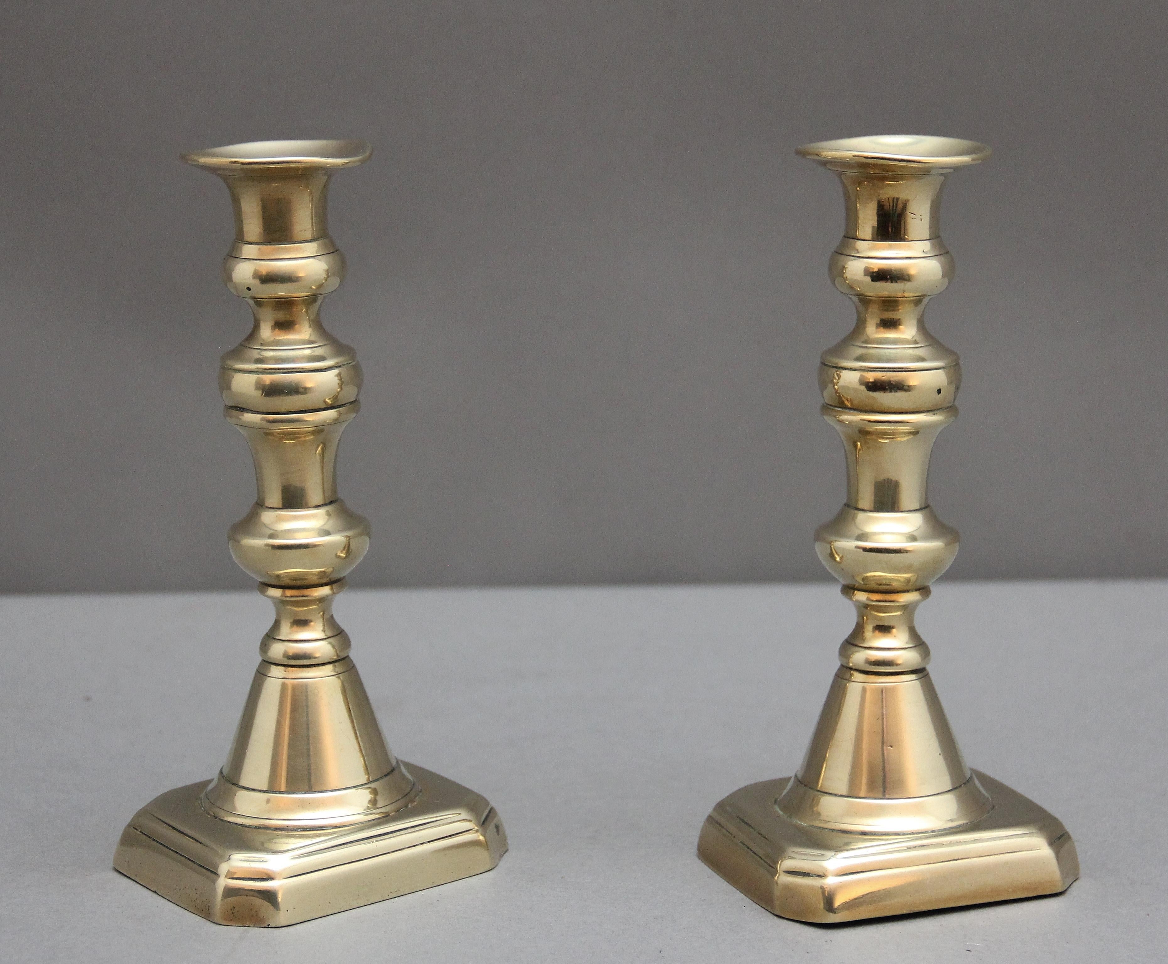 Vittoriano Coppia di candelabri in ottone del XIX secolo in vendita