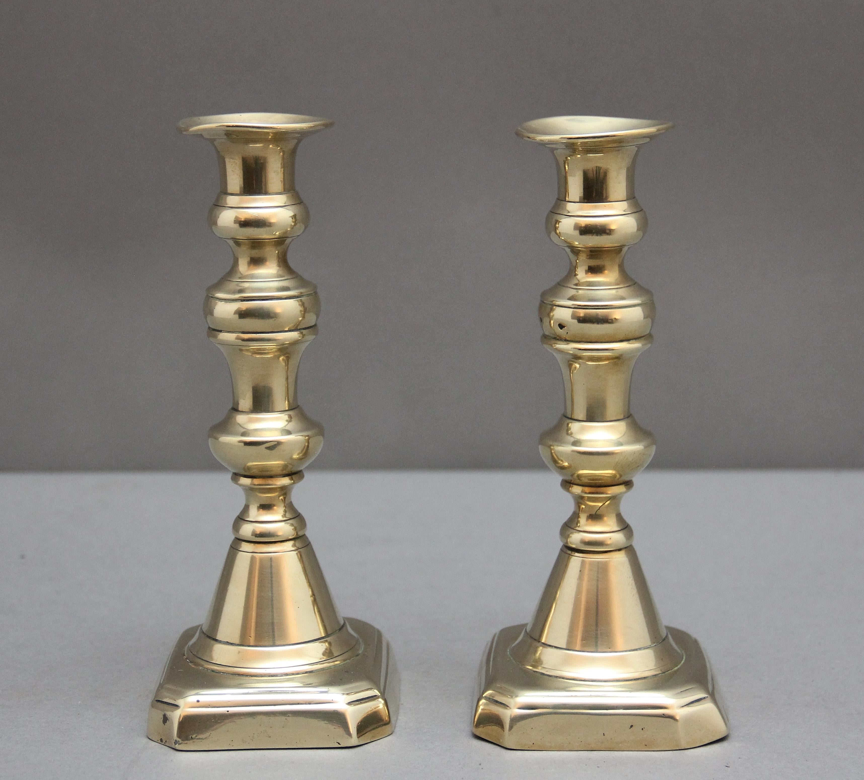 Britannico Coppia di candelabri in ottone del XIX secolo in vendita
