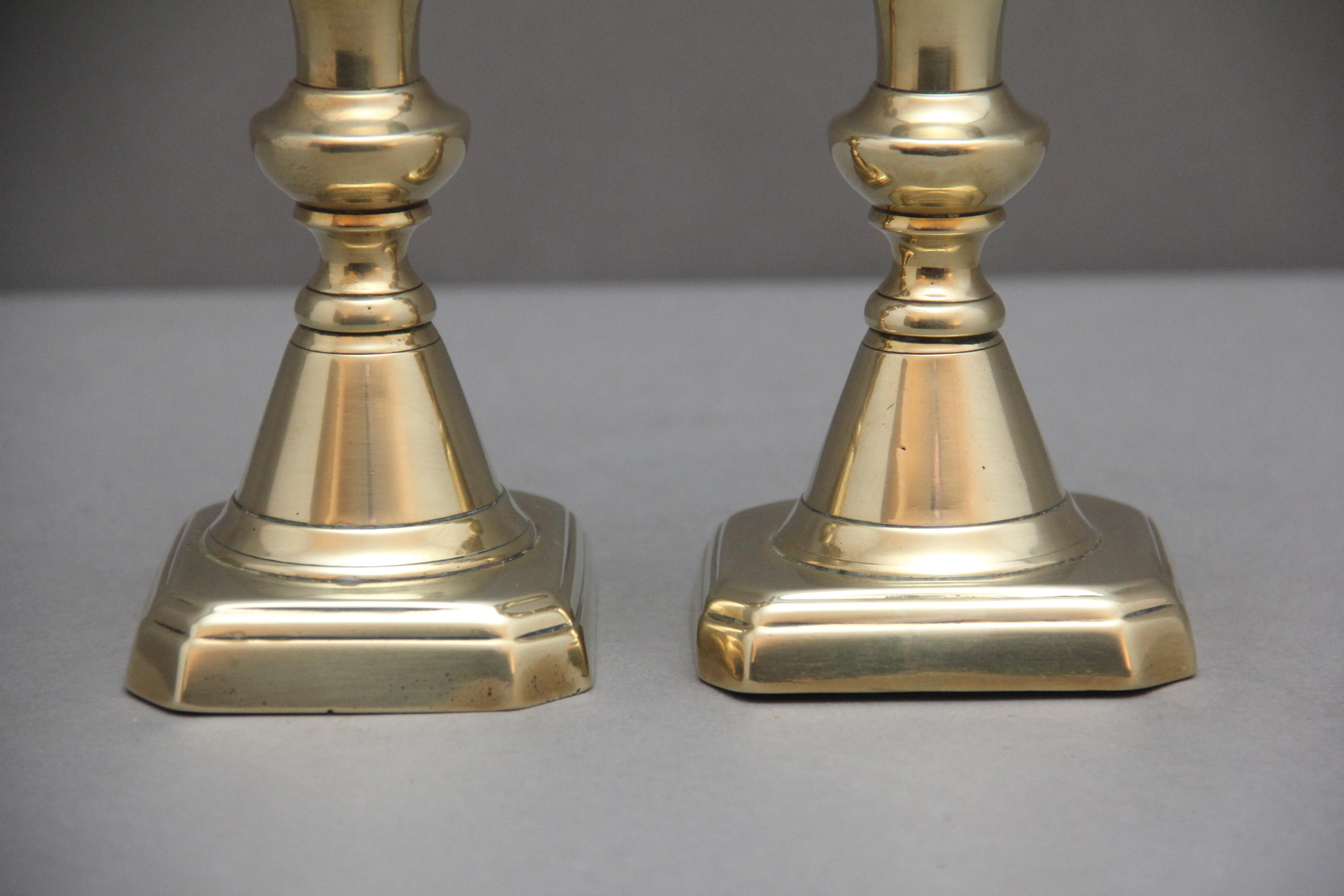 Ottone Coppia di candelabri in ottone del XIX secolo in vendita