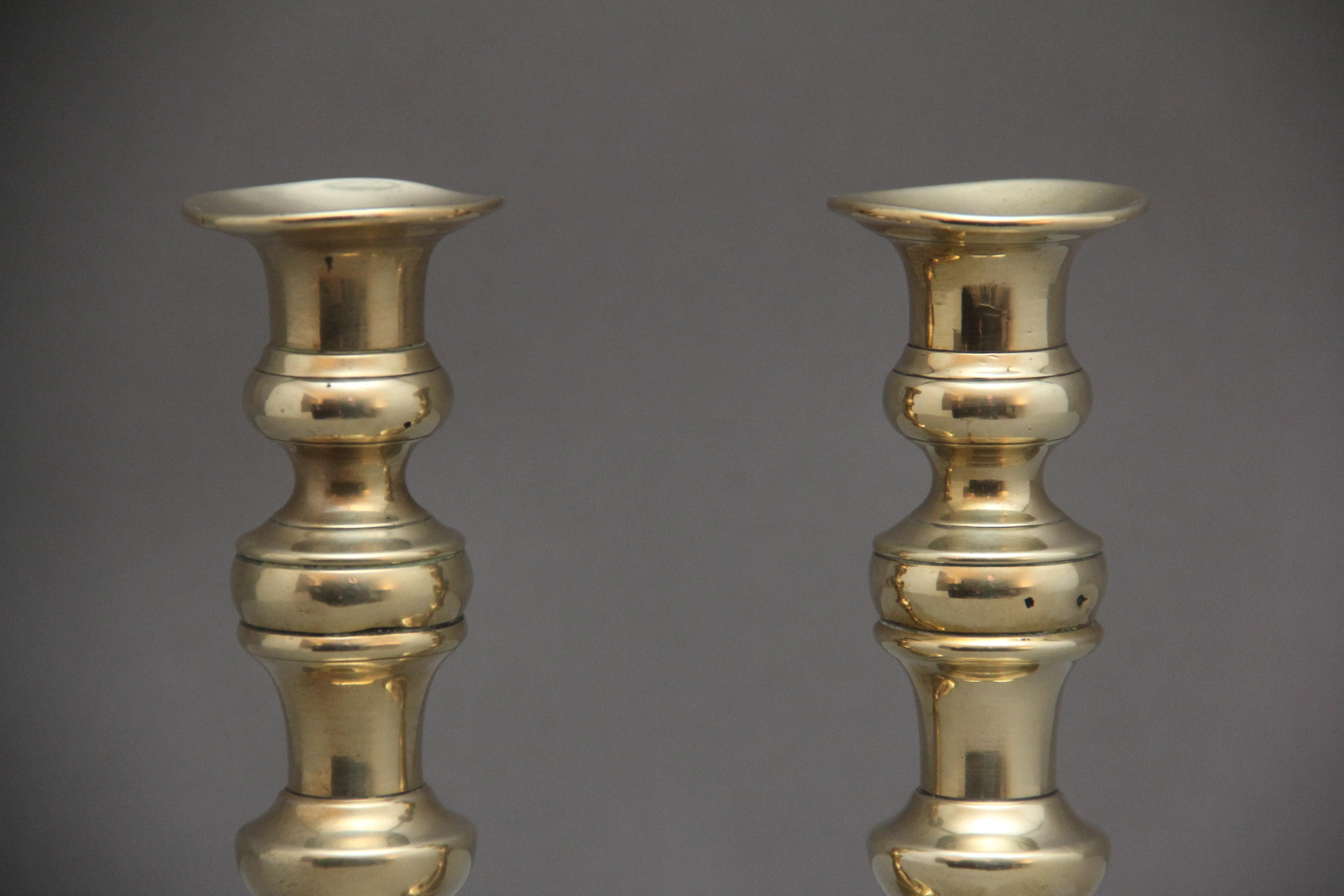 Coppia di candelabri in ottone del XIX secolo in vendita 1