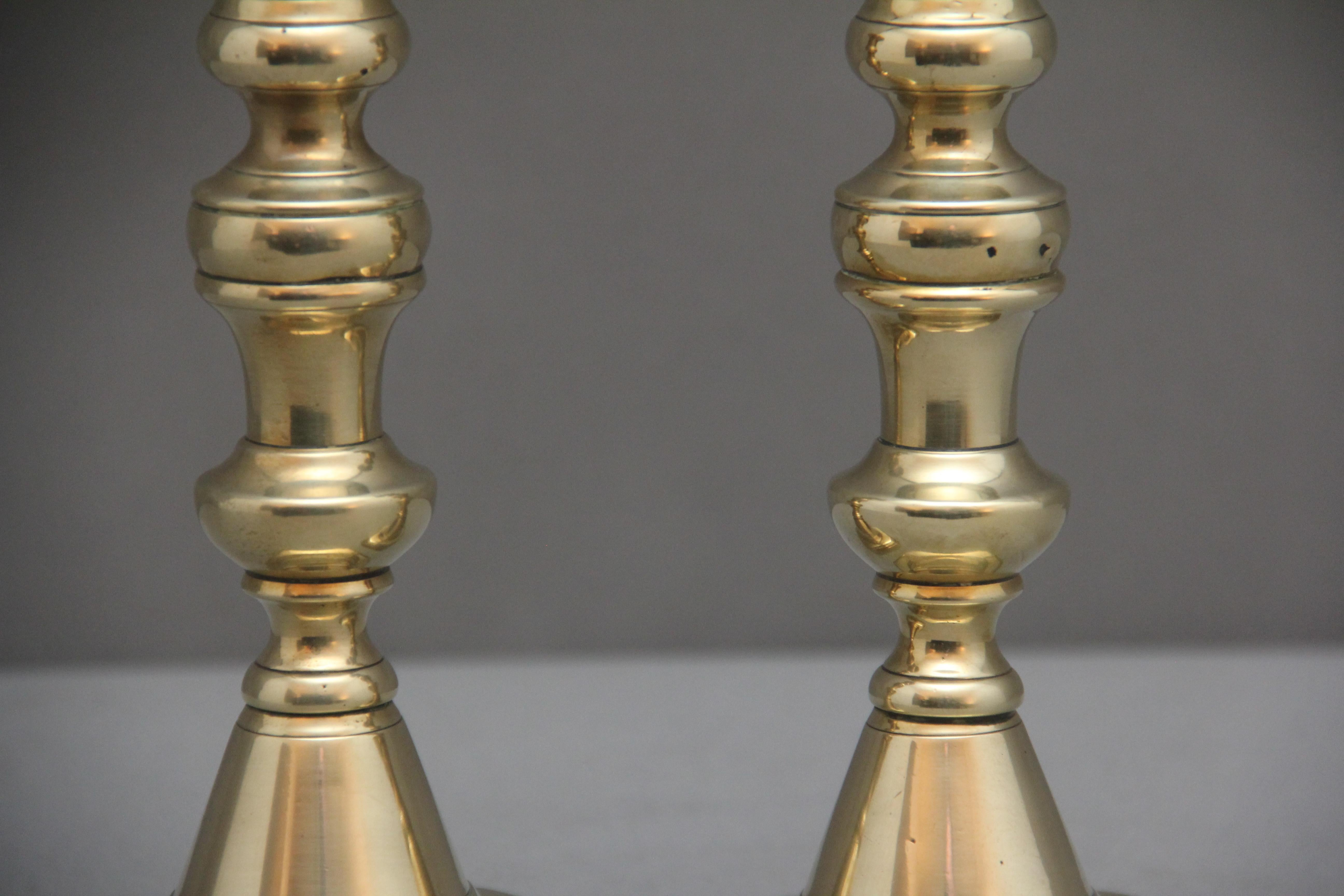 Coppia di candelabri in ottone del XIX secolo in vendita 2