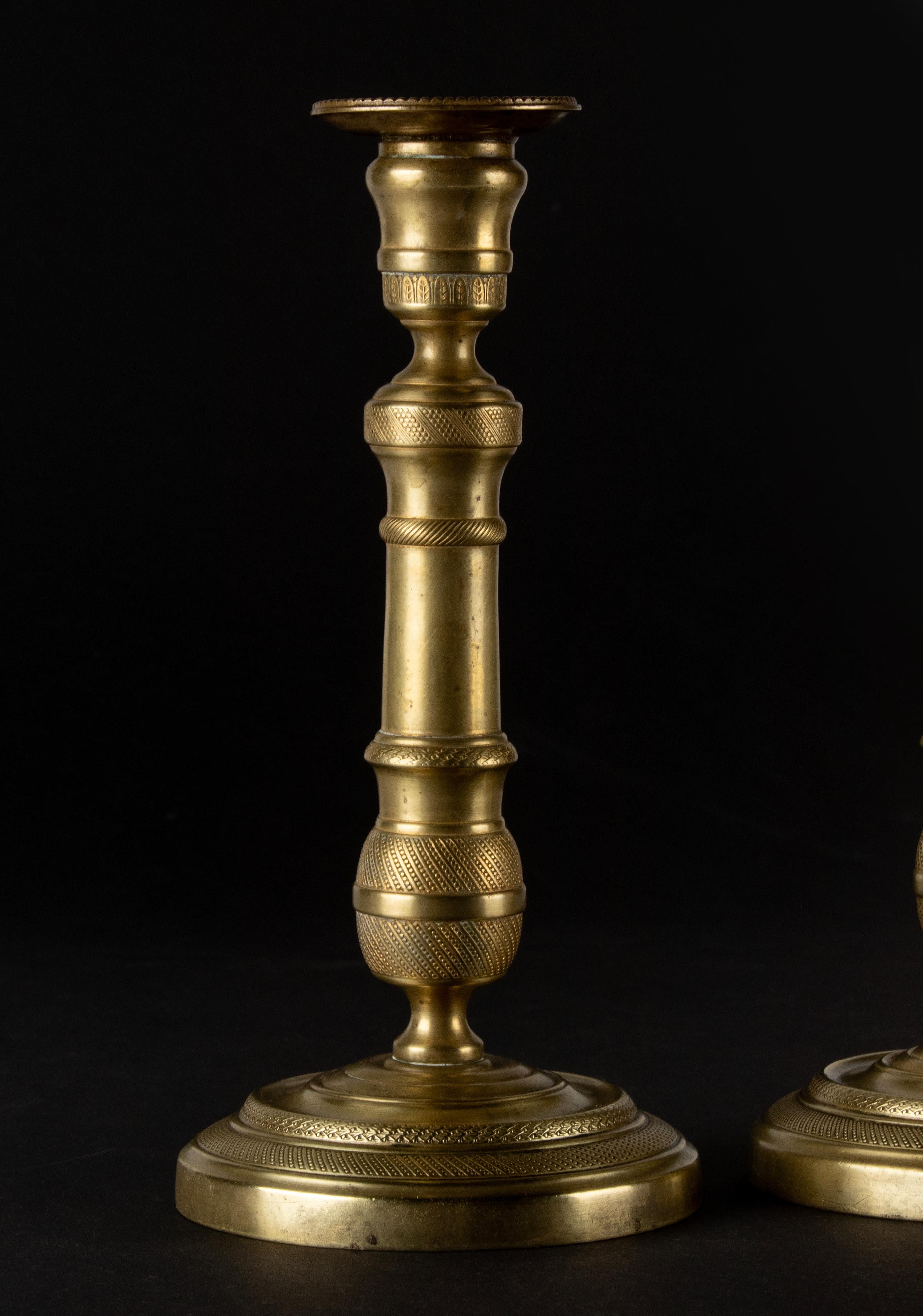 Paar Kerzenständer aus Messing im Louis-XVI.-Stil des 19. Jahrhunderts (Französisch) im Angebot