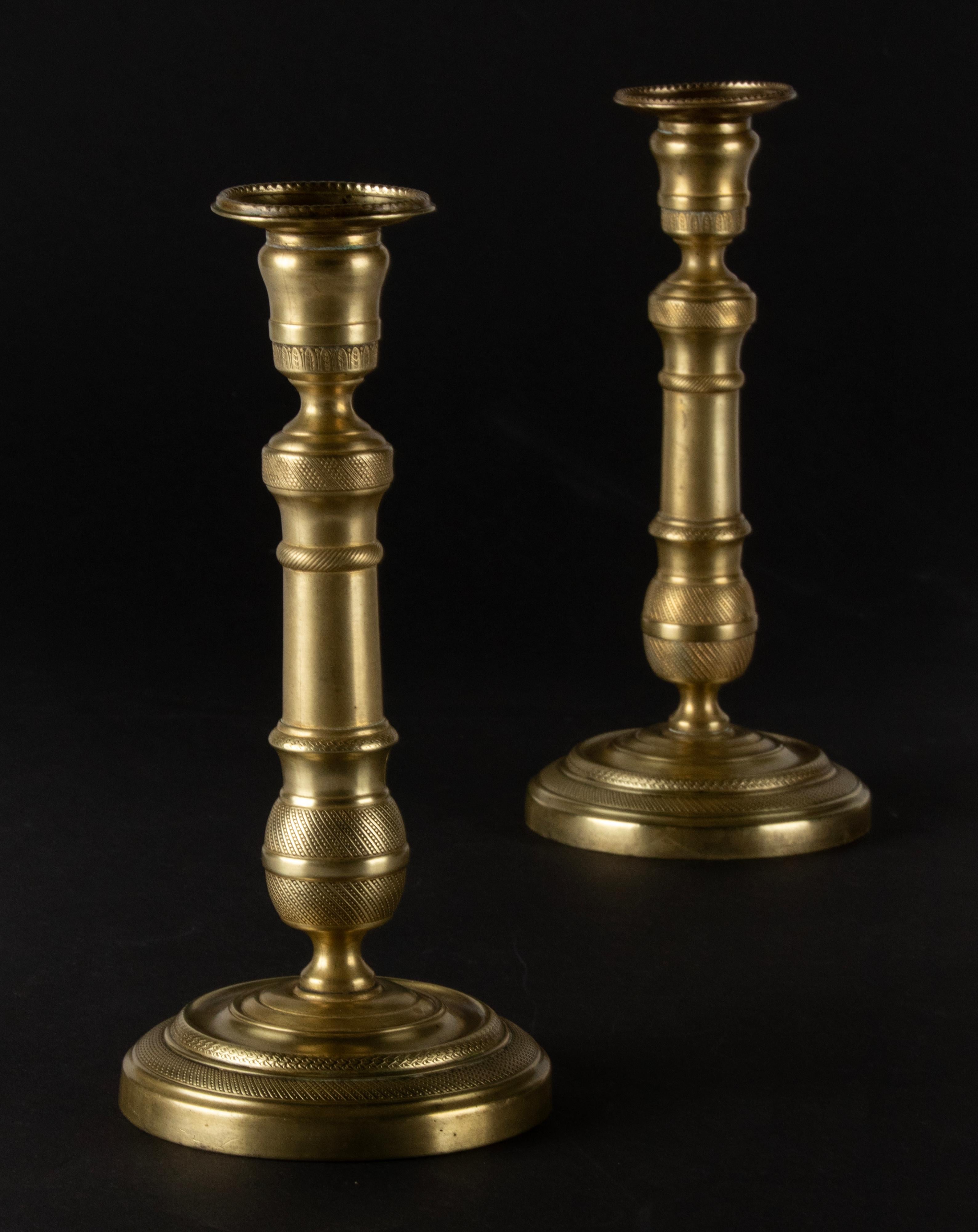 Paar Kerzenständer aus Messing im Louis-XVI.-Stil des 19. Jahrhunderts (Spätes 19. Jahrhundert) im Angebot