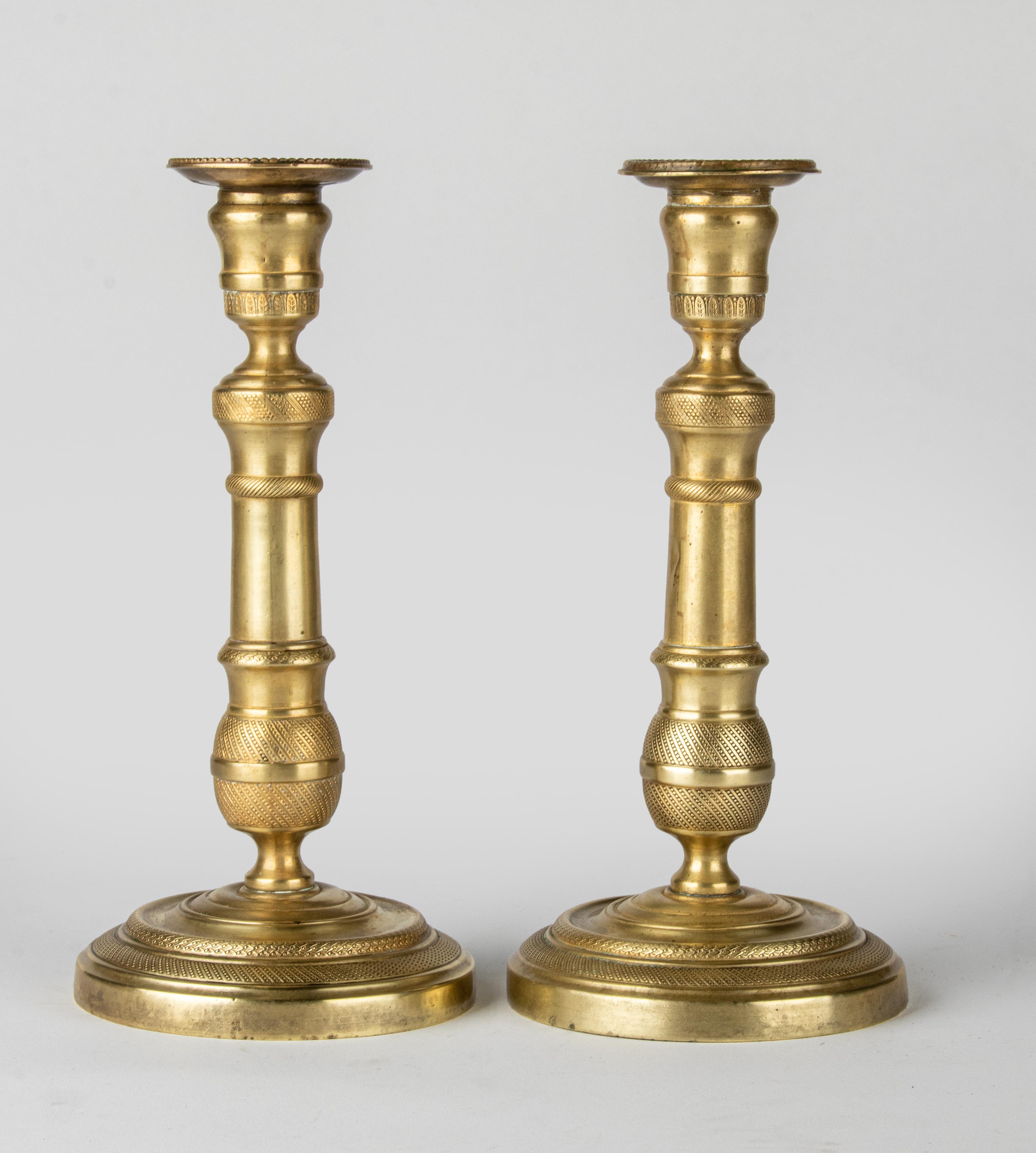 Paar Kerzenständer aus Messing im Louis-XVI.-Stil des 19. Jahrhunderts im Angebot 2