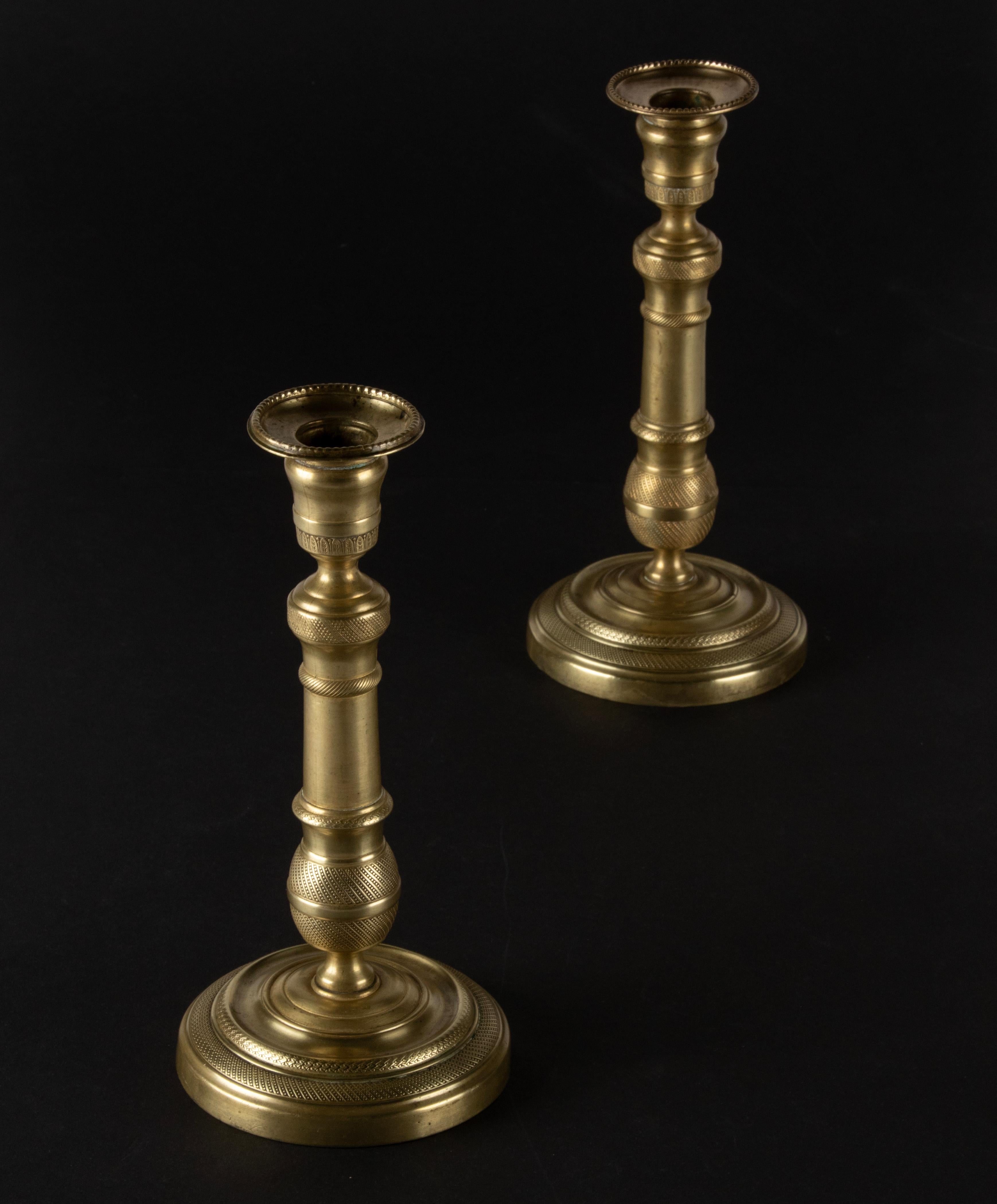 Paar Kerzenständer aus Messing im Louis-XVI.-Stil des 19. Jahrhunderts im Angebot 4