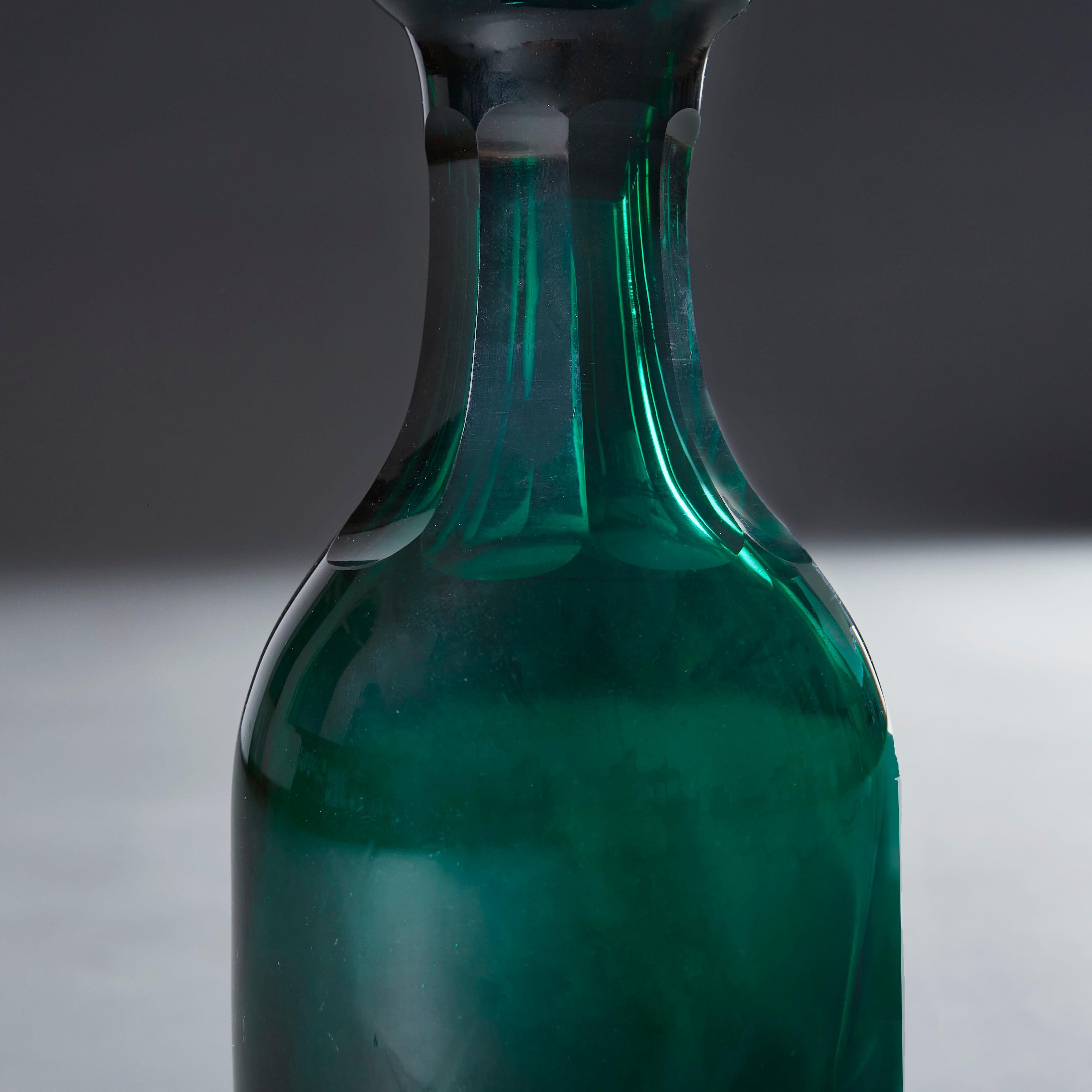 Ein Paar emaragdgrüner Glaskaraffen aus der Mitte des neunzehnten Jahrhunderts mit geriffelten Hälsen, die ihre ursprünglichen ovalen Verschlüsse behalten.