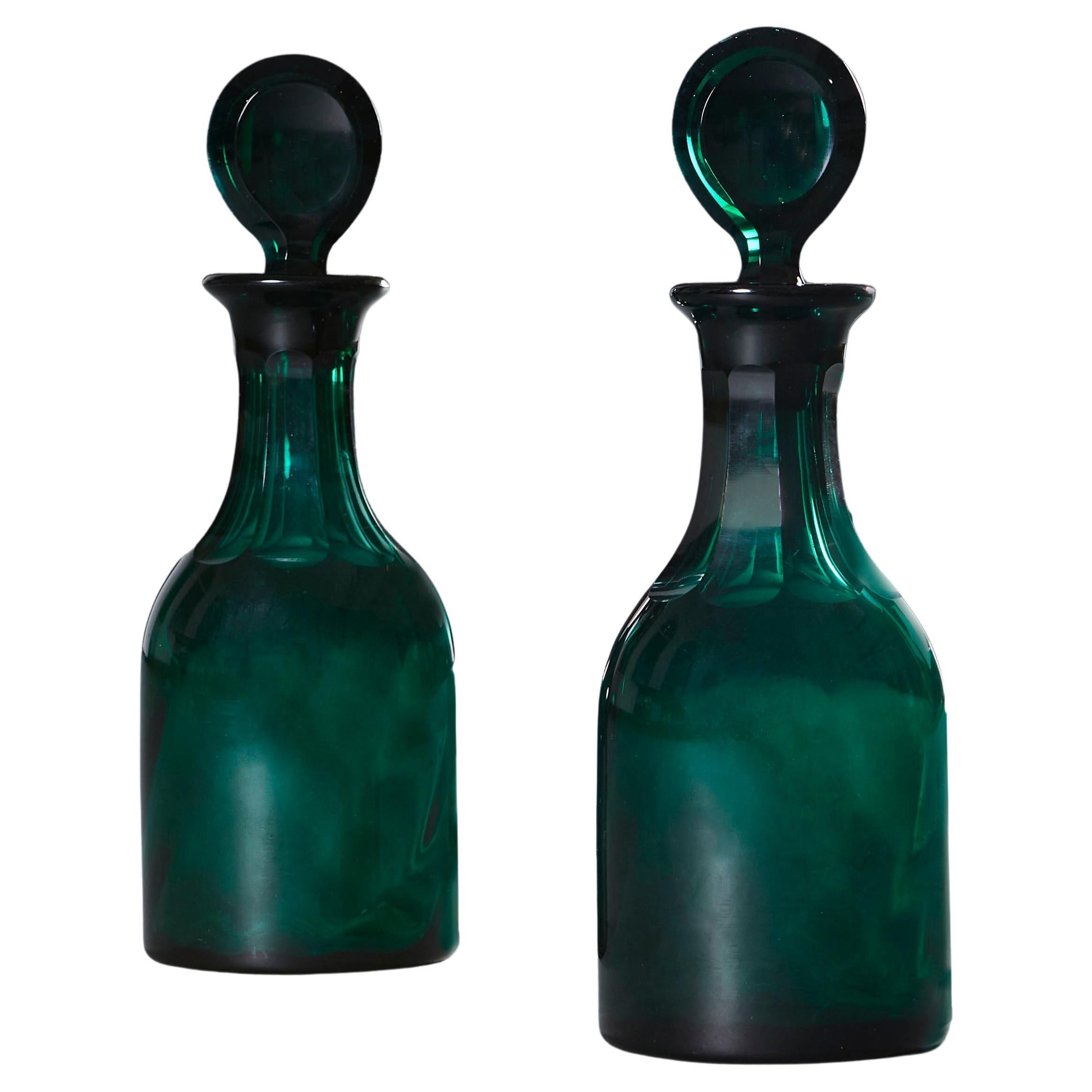 Ein Paar grüne Bristol-Glaskaraffen aus dem 19. Jahrhundert